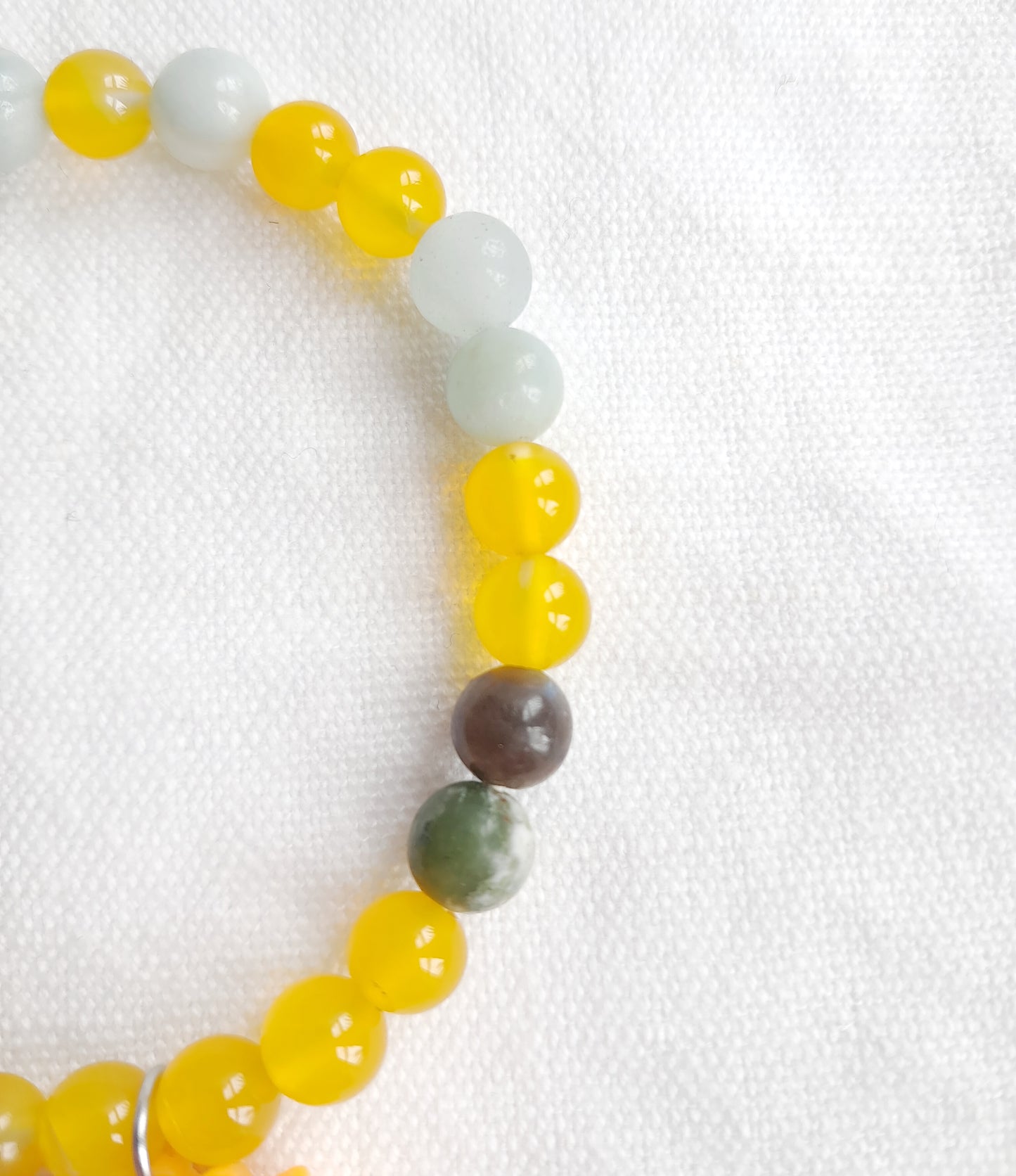 détail des perles en amazonite, jade, agate et spectrolite café