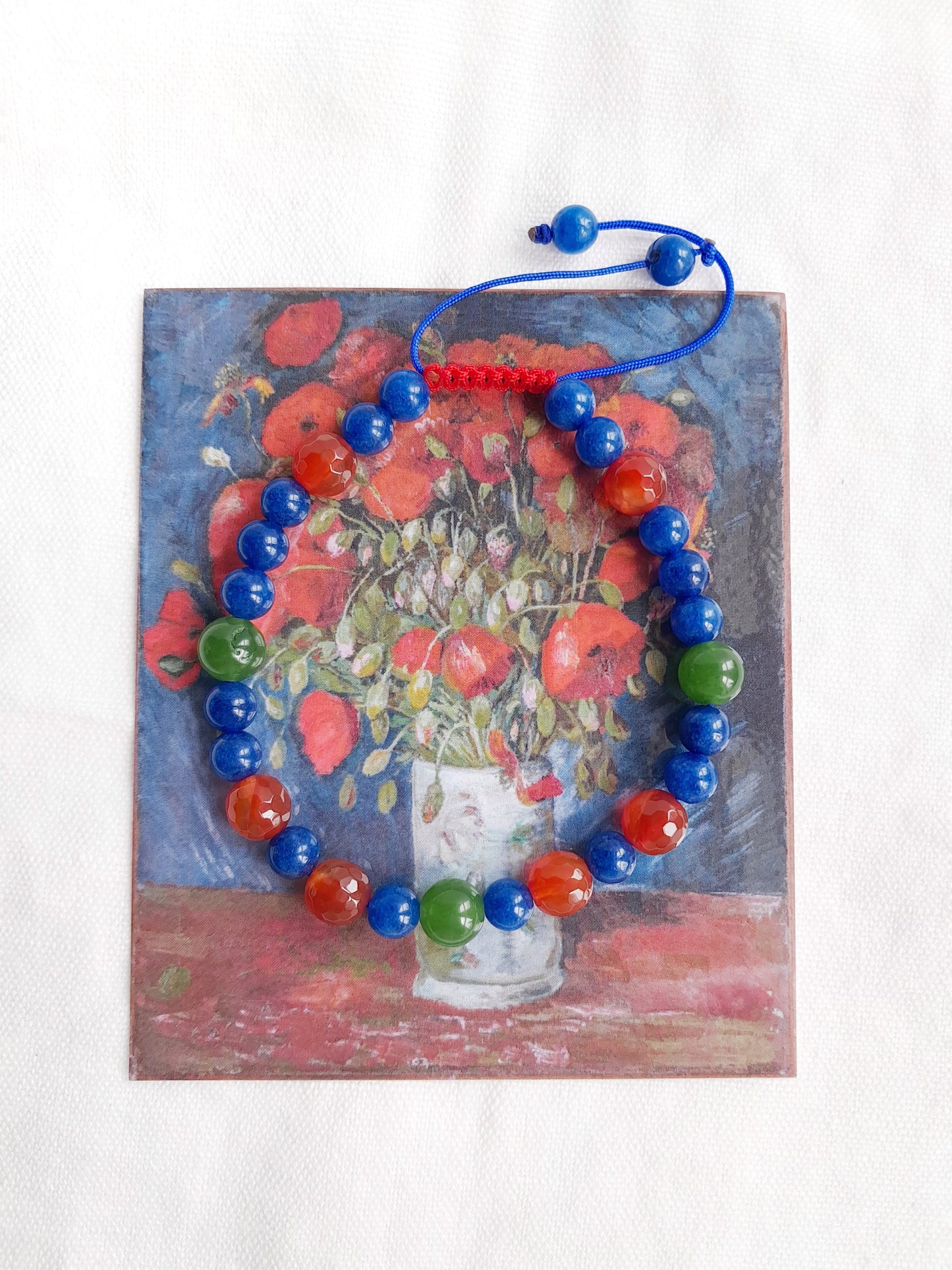 bracelet sur son cartel explicatif