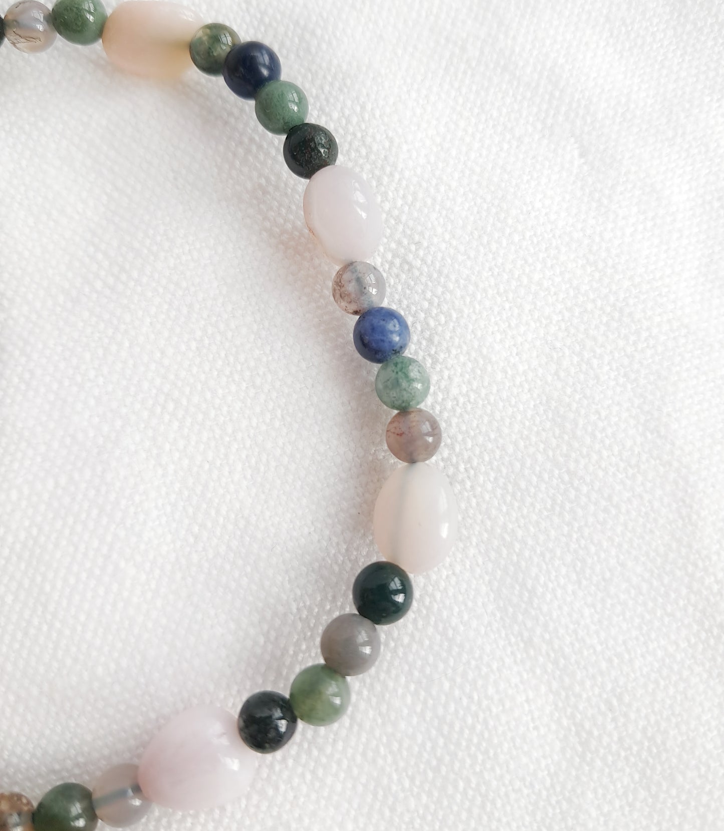 Détail des perles en sodalite, opale et agate indienne