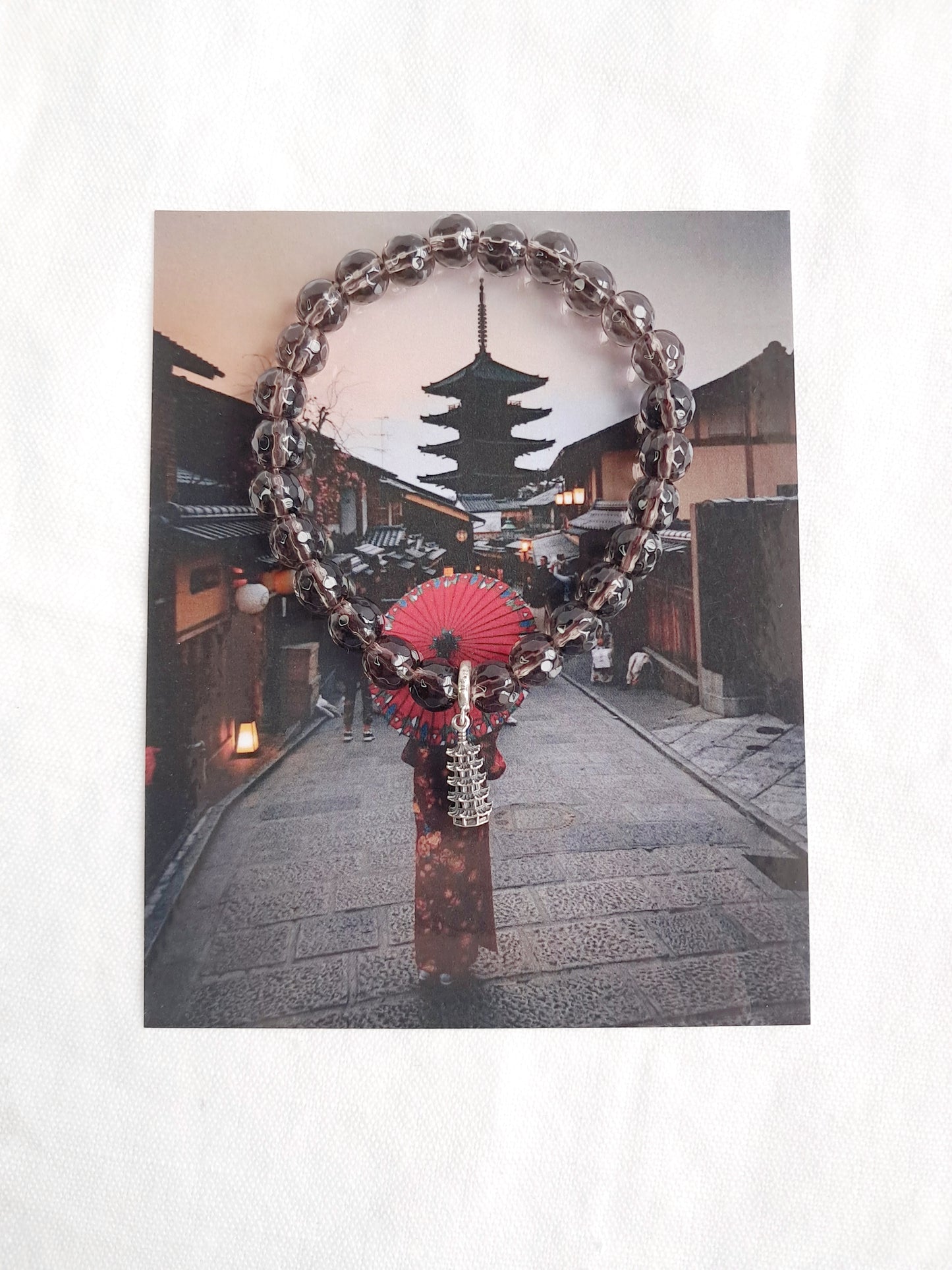 Bracelet avec breloque "Pagode de Yasaka" en quartz fumé