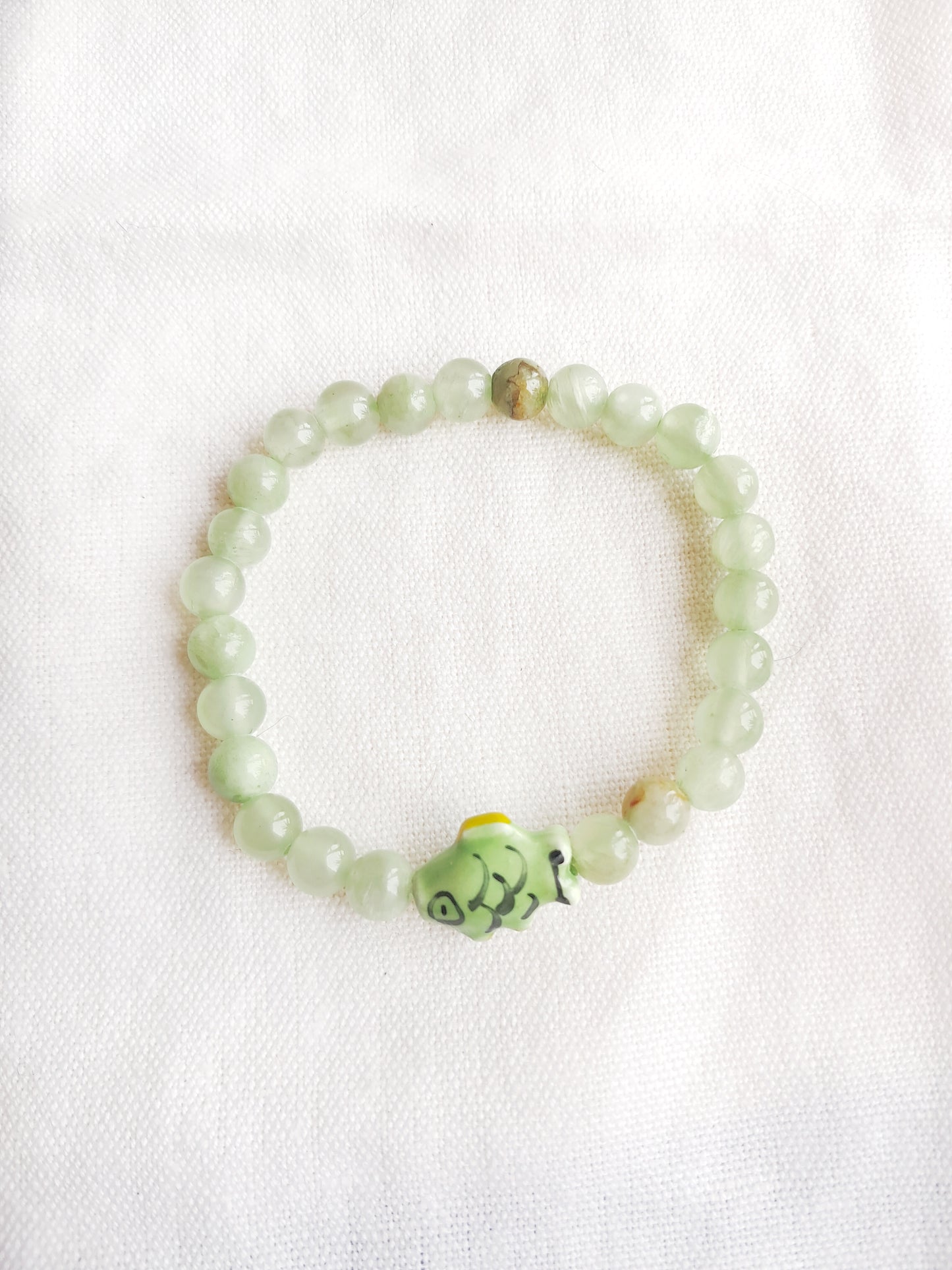 Bracelet poisson en céramique et perles en jade vert