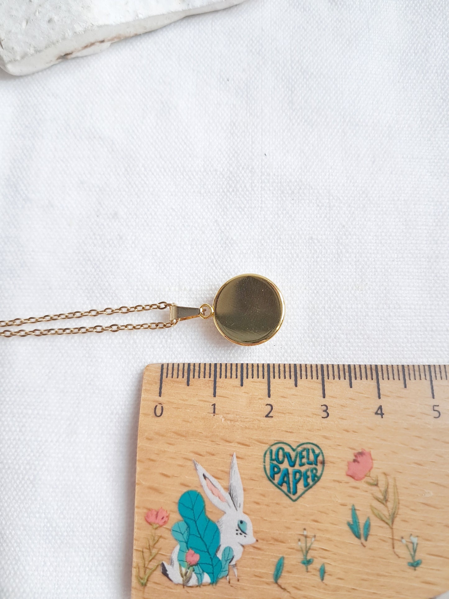 Collier en pierre du soleil et acier inoxydable doré