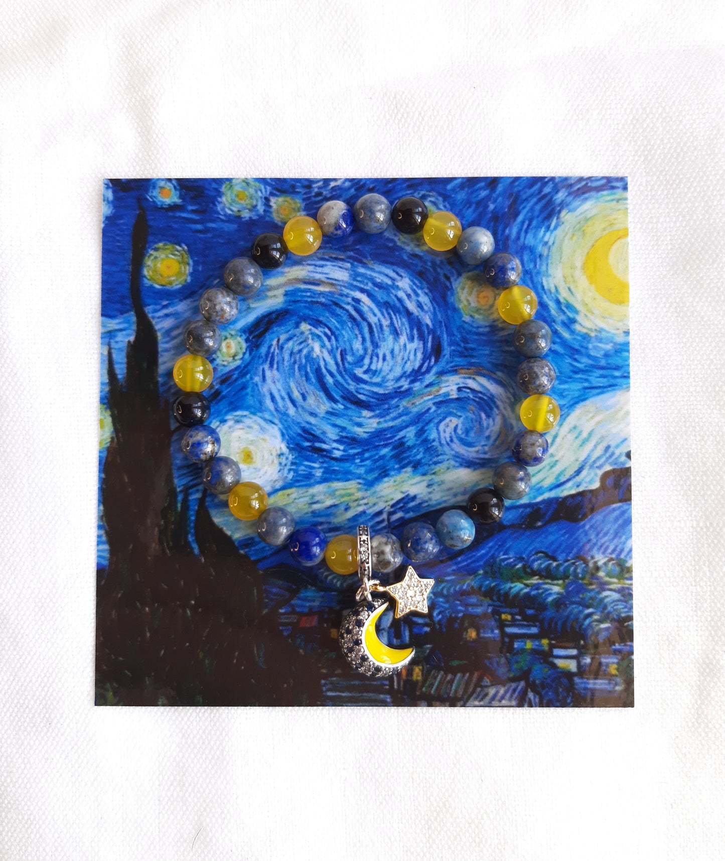 Bracelet sur son cartel explicatif