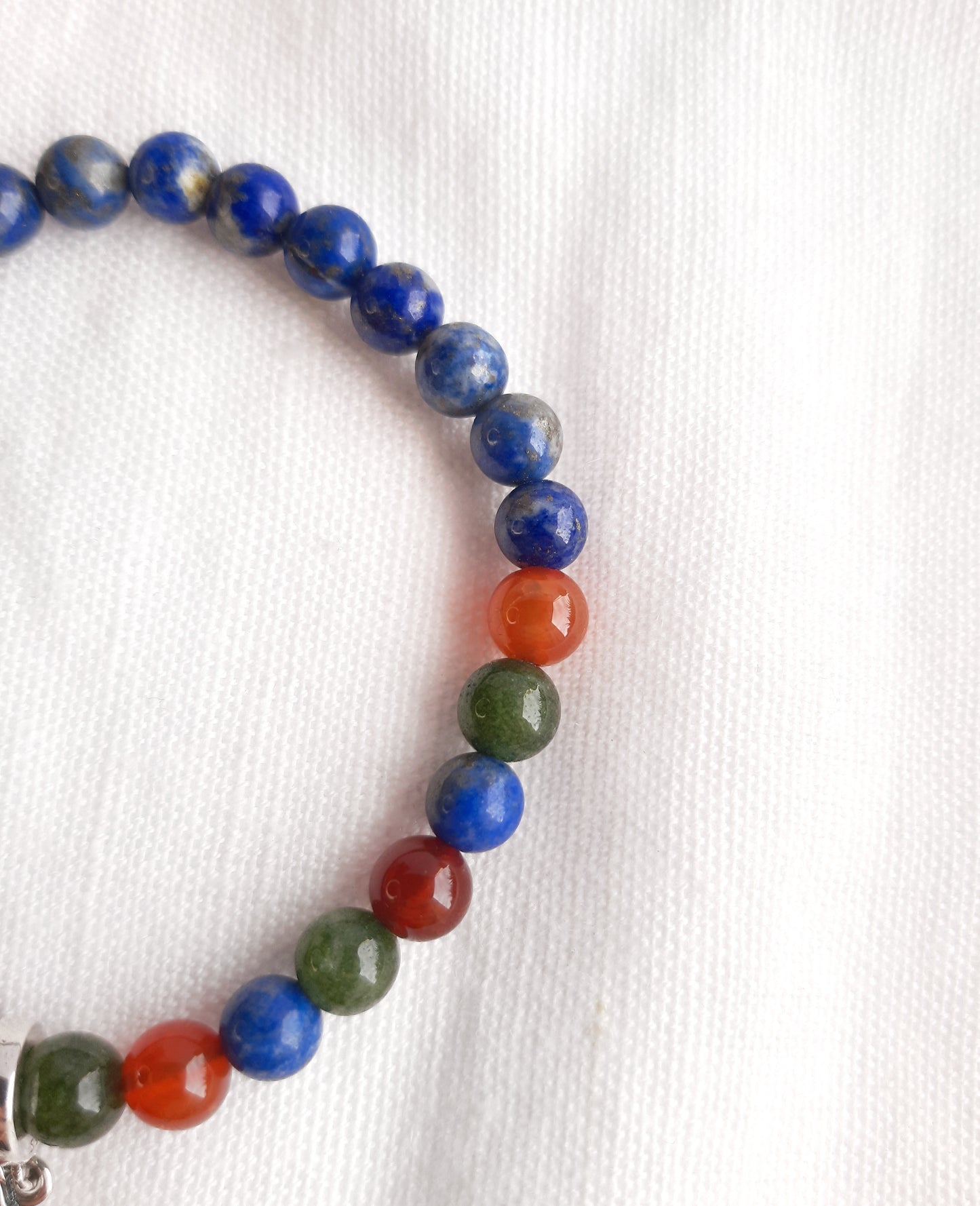 détail des perles en lapis lazuli, agate et jade