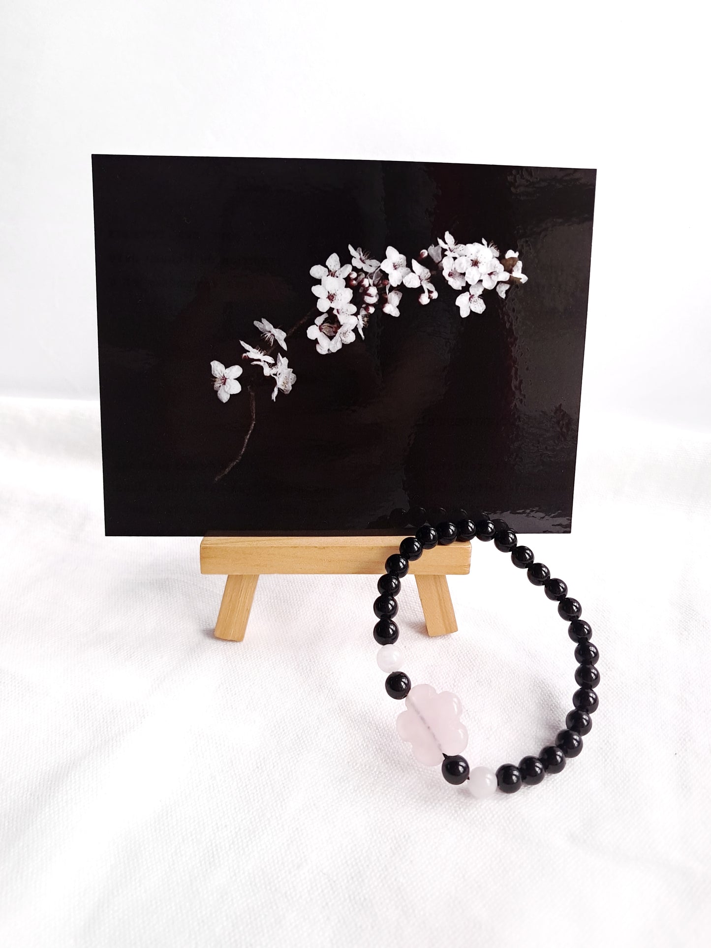 Bracelet présenté à côté de son support