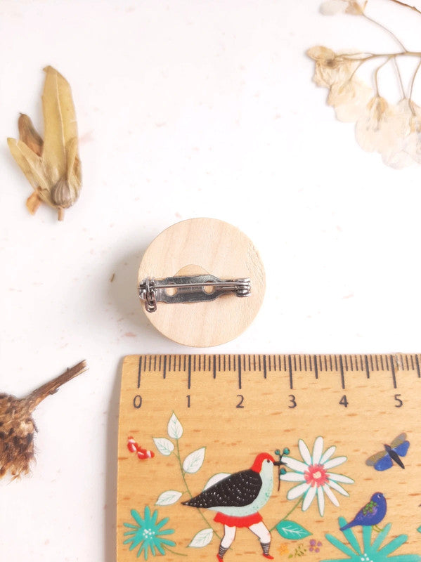 Broche cabochon décor asiatique en verre et bois