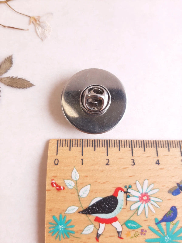 Broche pin's fleurs blanches