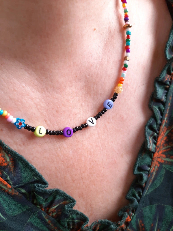 Collier LOVE en perles de rocailles multicolore et acier inoxydable