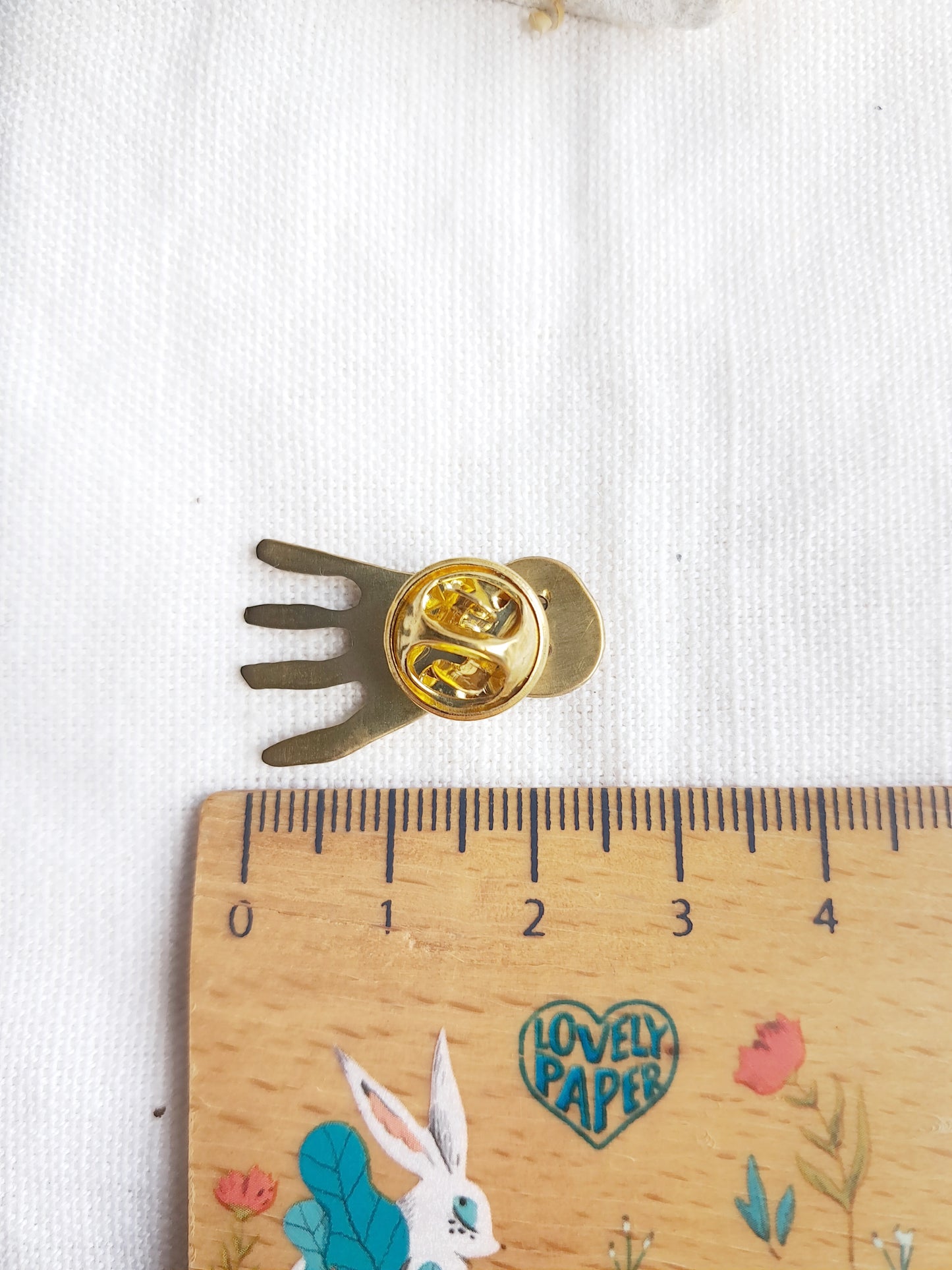 Dimensions et verso du pin's méduse