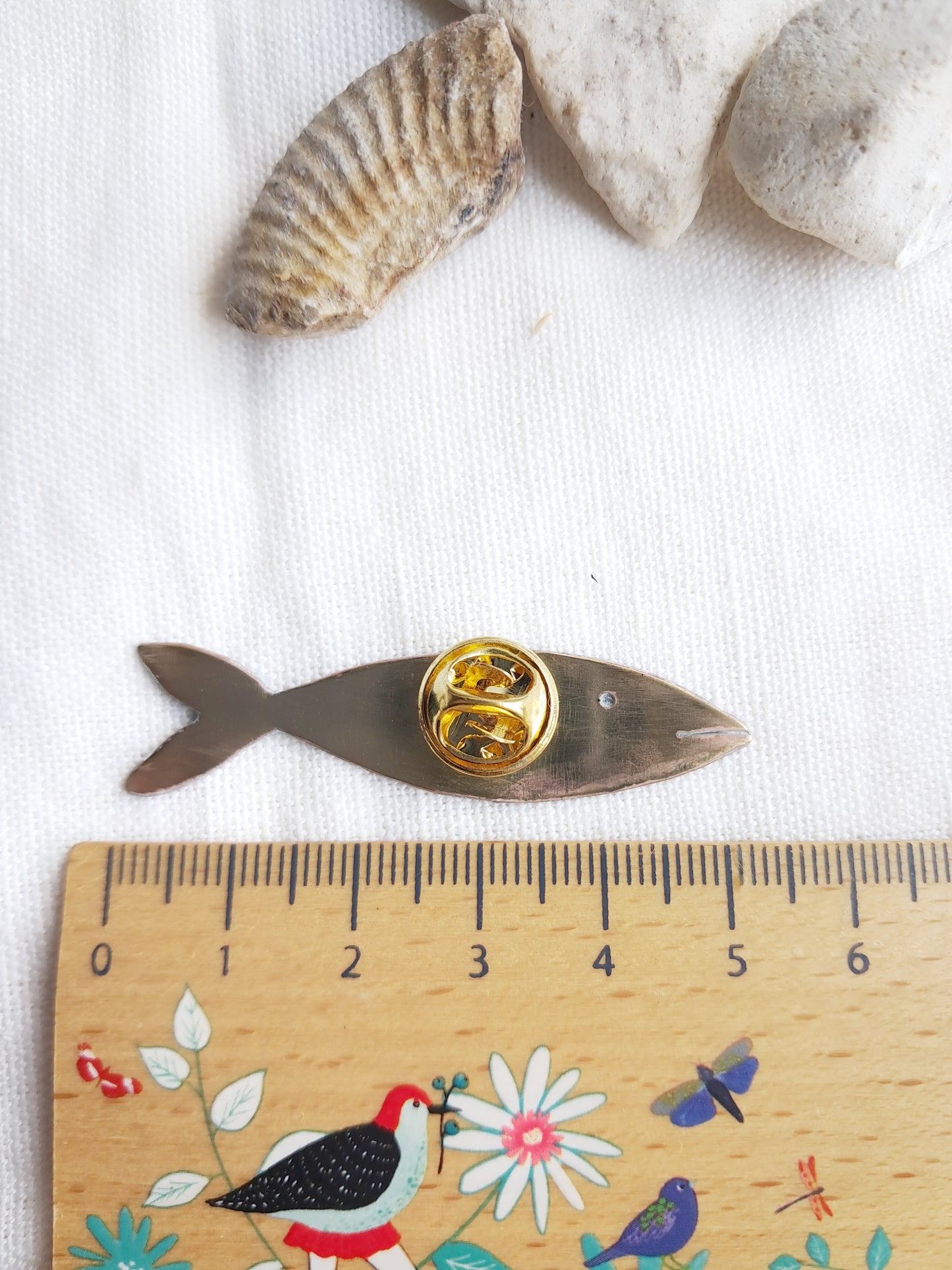 Dimensions et verso du pin's poisson patiné