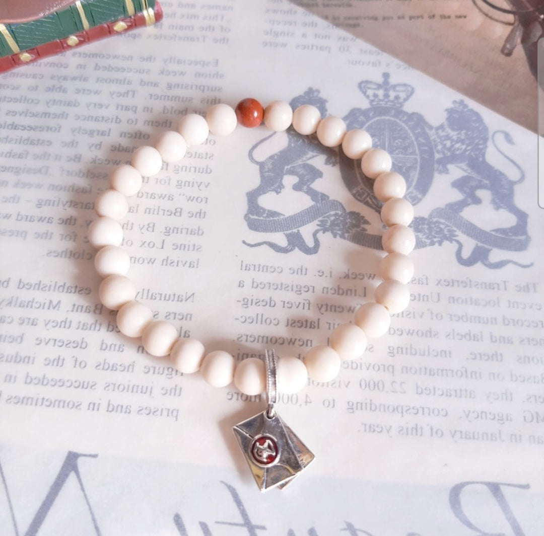 Bracelet la lettre d'admission à Poudlard avec sa breloque