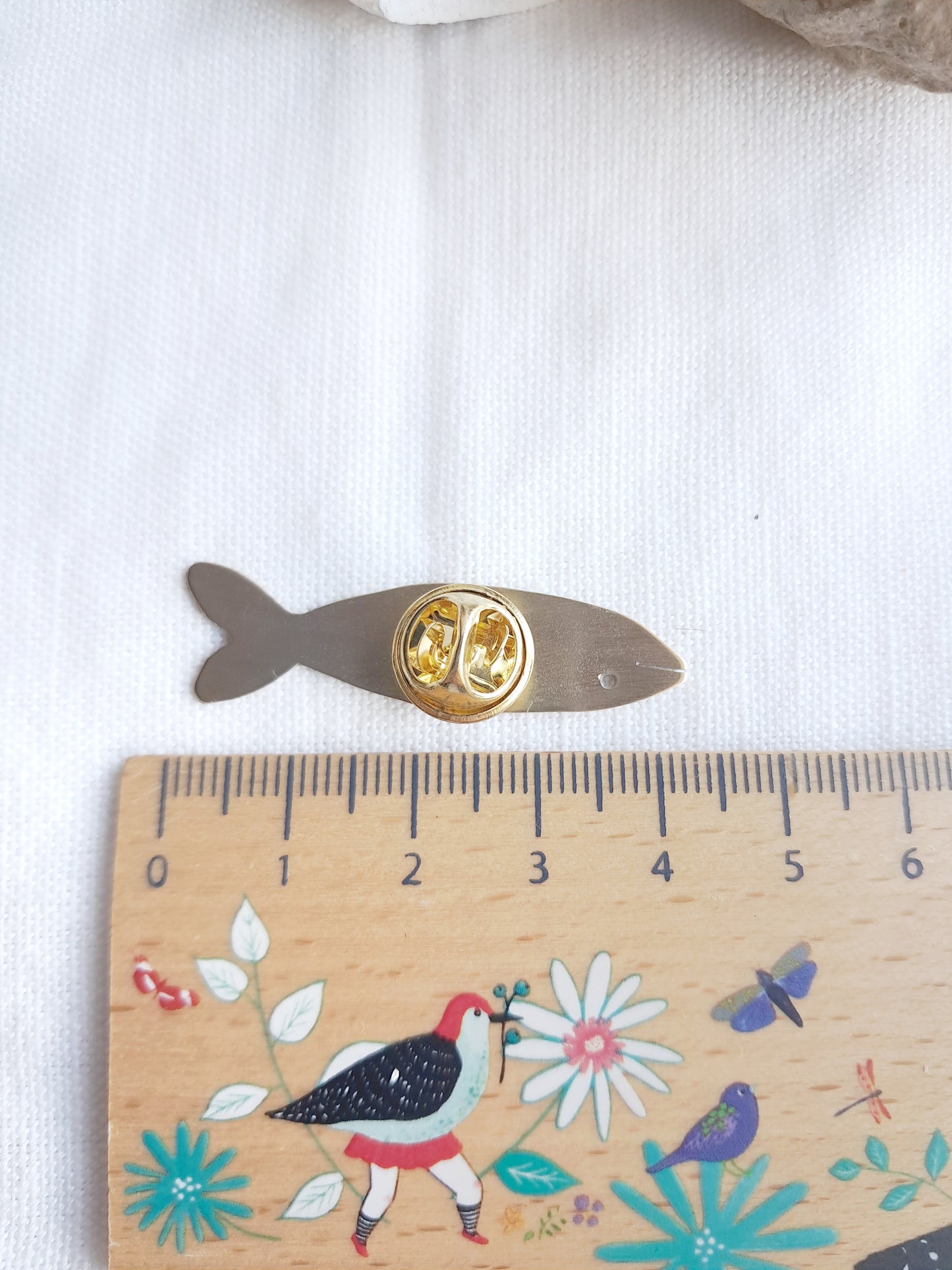 Verso et dimensions du pin's poisson