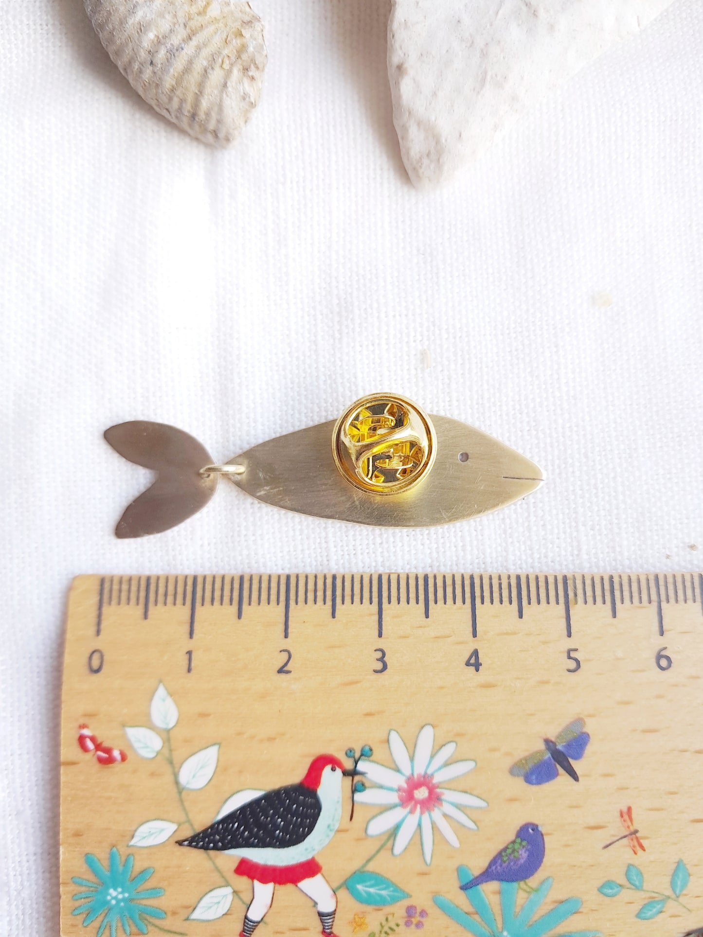 Verso et dimensions du pin's poisson à queue amovible