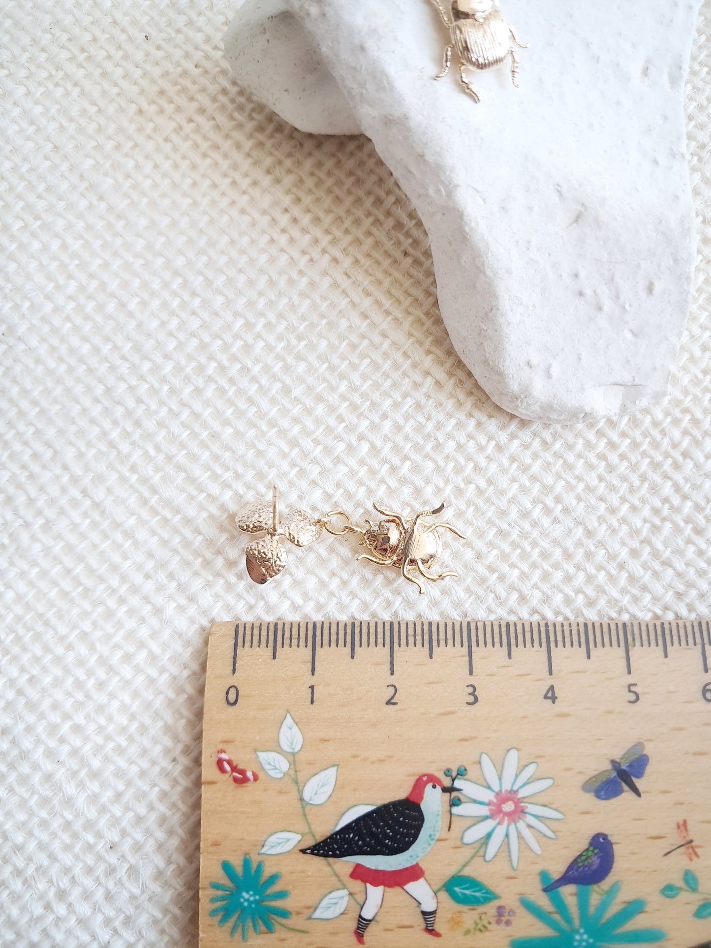 Boucles d'oreilles pendantes fleurs et scarabées