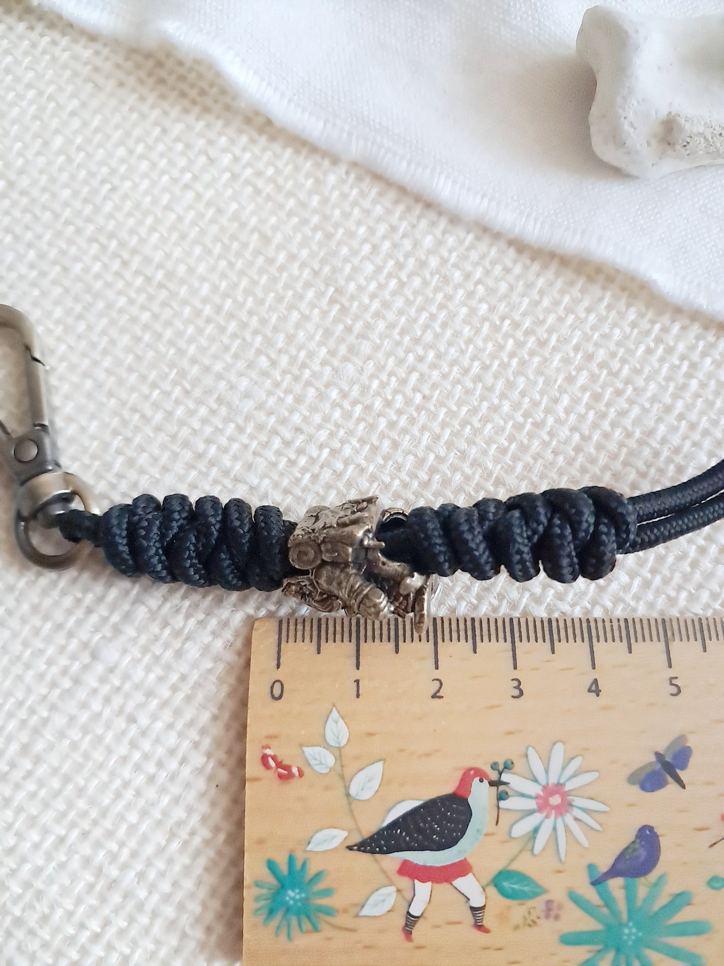 Porte-clés guerrier nain avec un bouclier en laiton