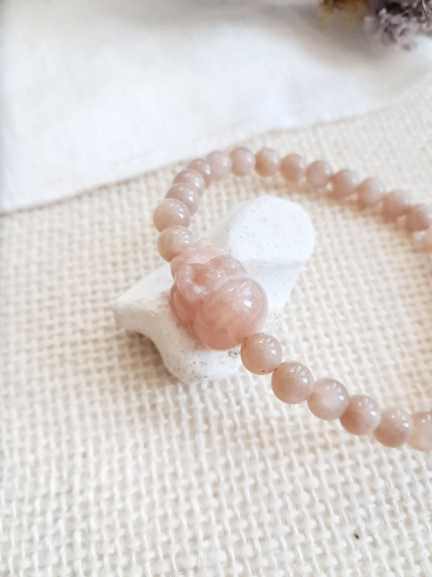 Bracelet perle sculptée pixiu en pierre du soleil