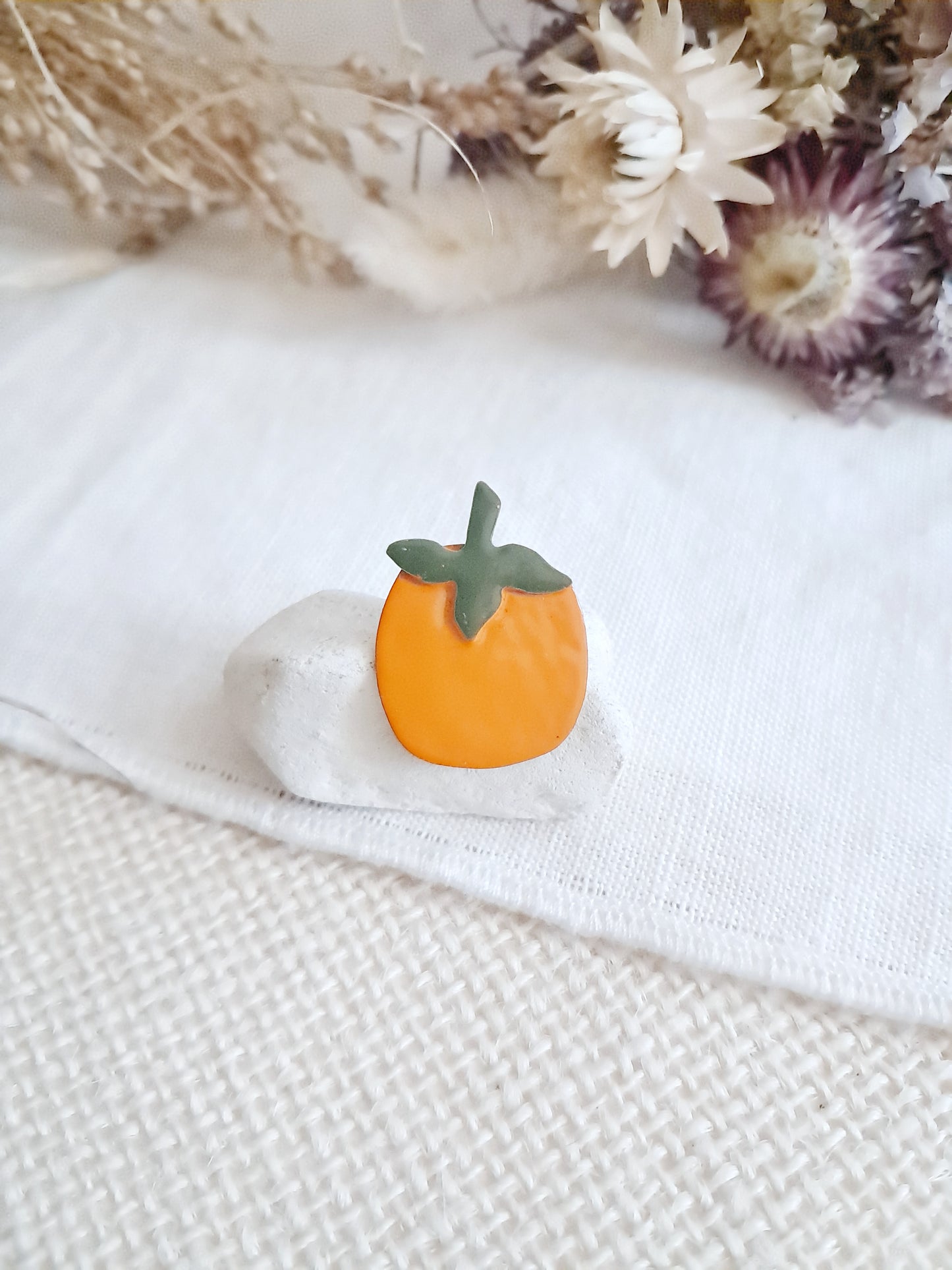 Pin's fruit kaki en laiton et émail