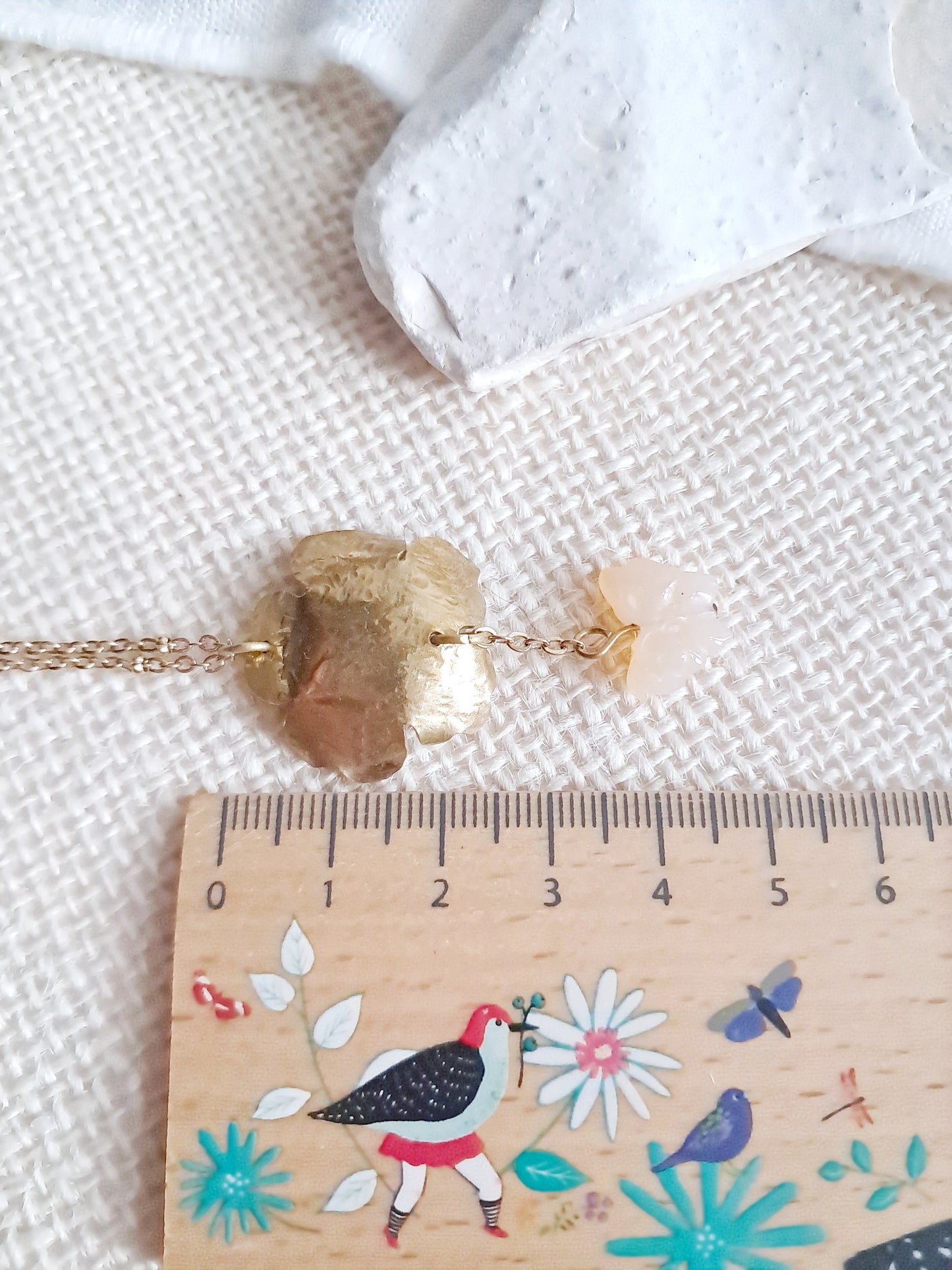 Collier fleur en laiton et papillon en agate