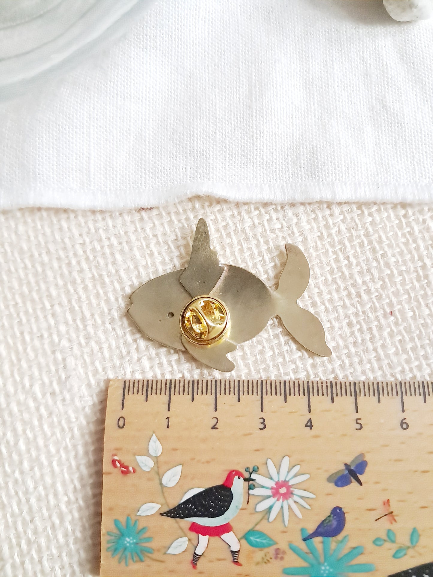 Pin's poisson gravé en laiton