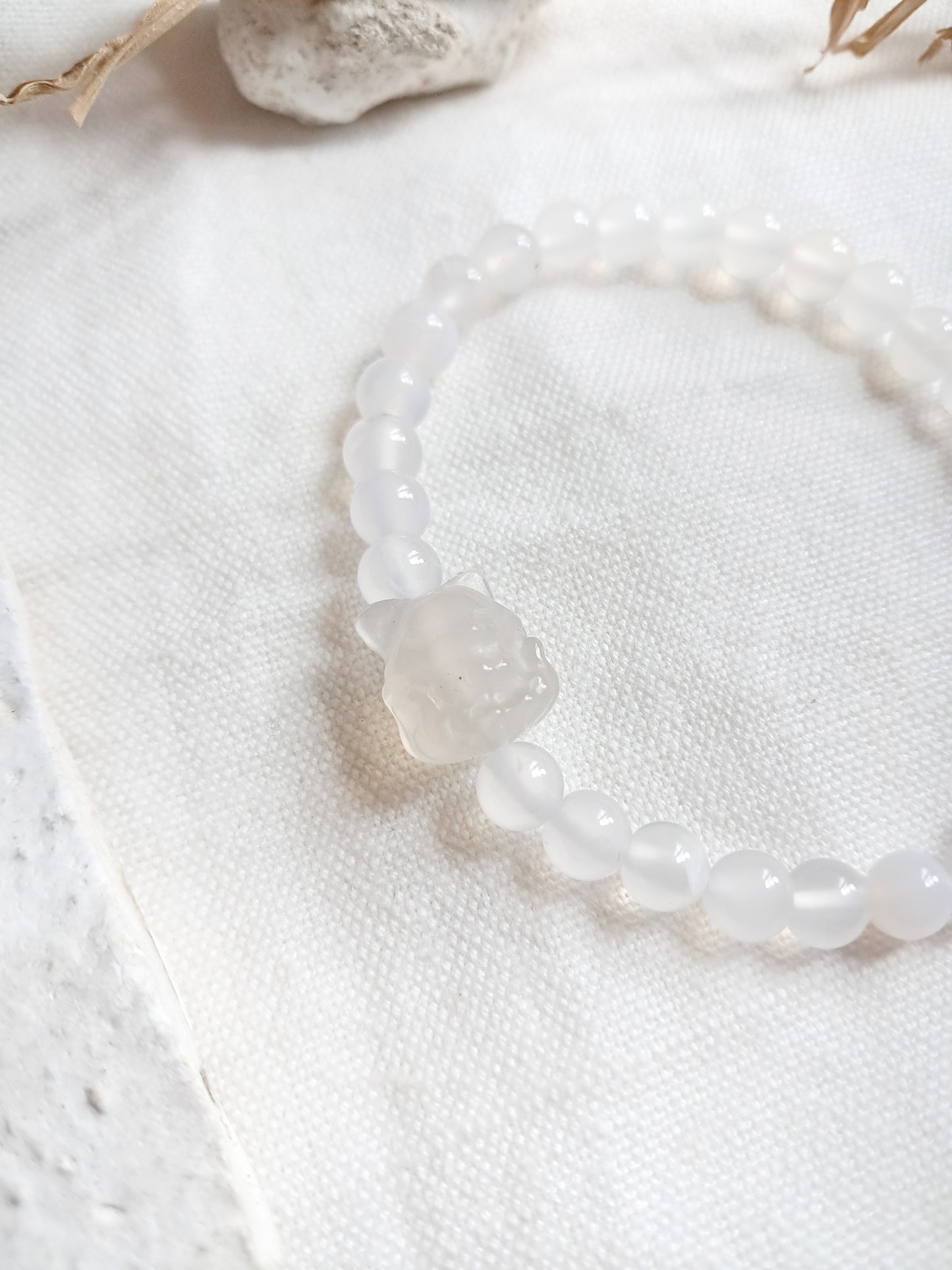 Bracelet renard à neuf queues en agate blanche