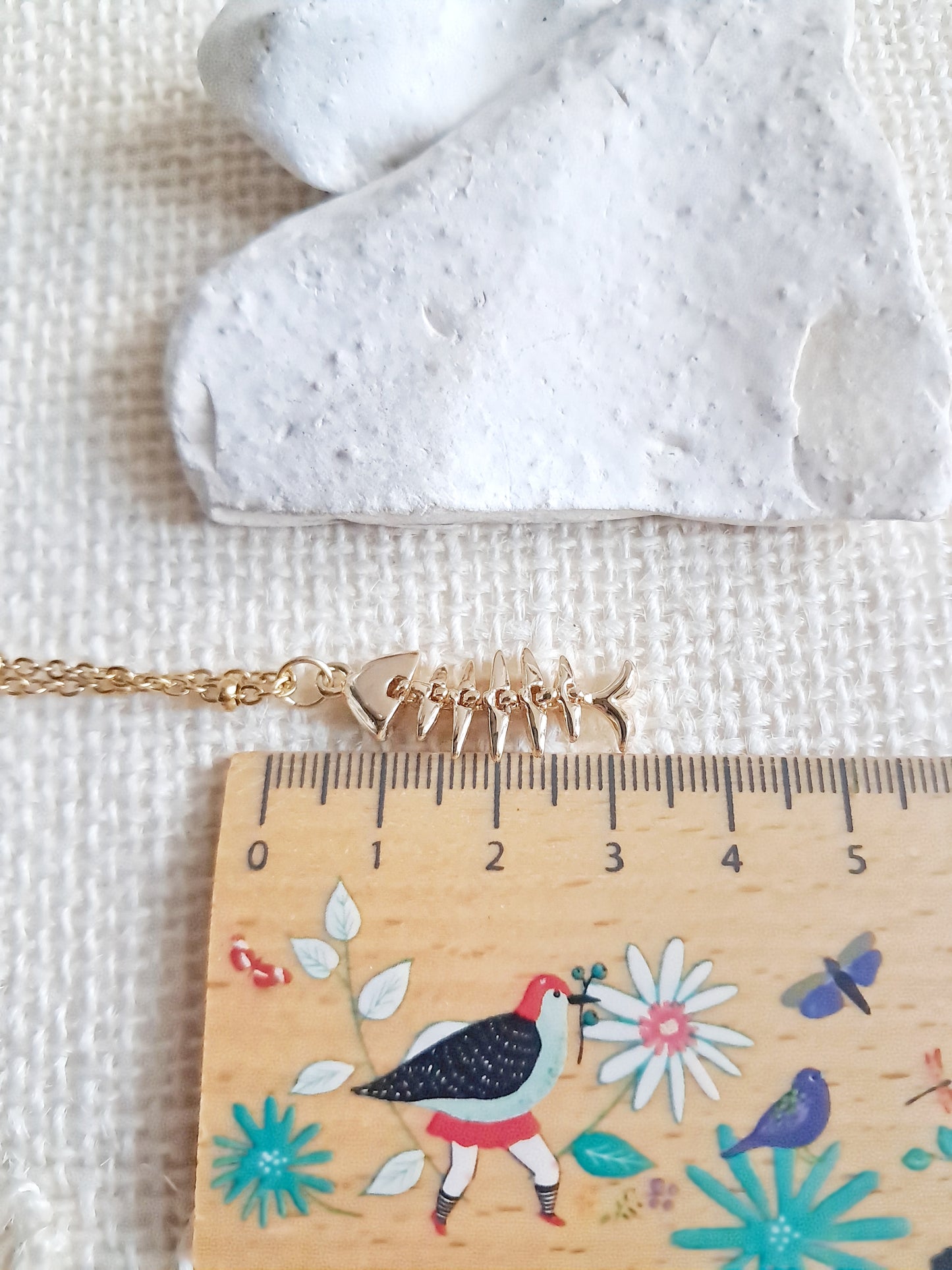 Collier arrêtes de poisson articulé