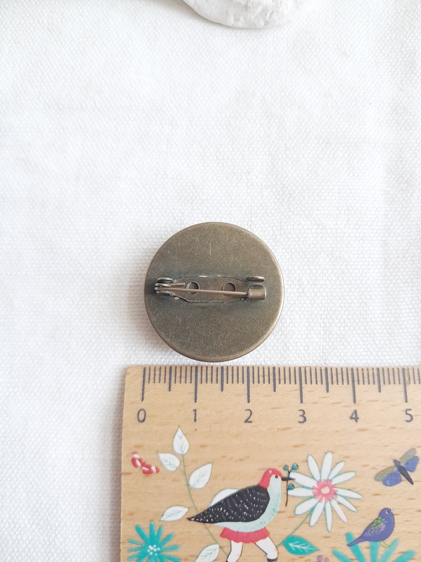 Broche cabochon fleurs de lotus jaunes