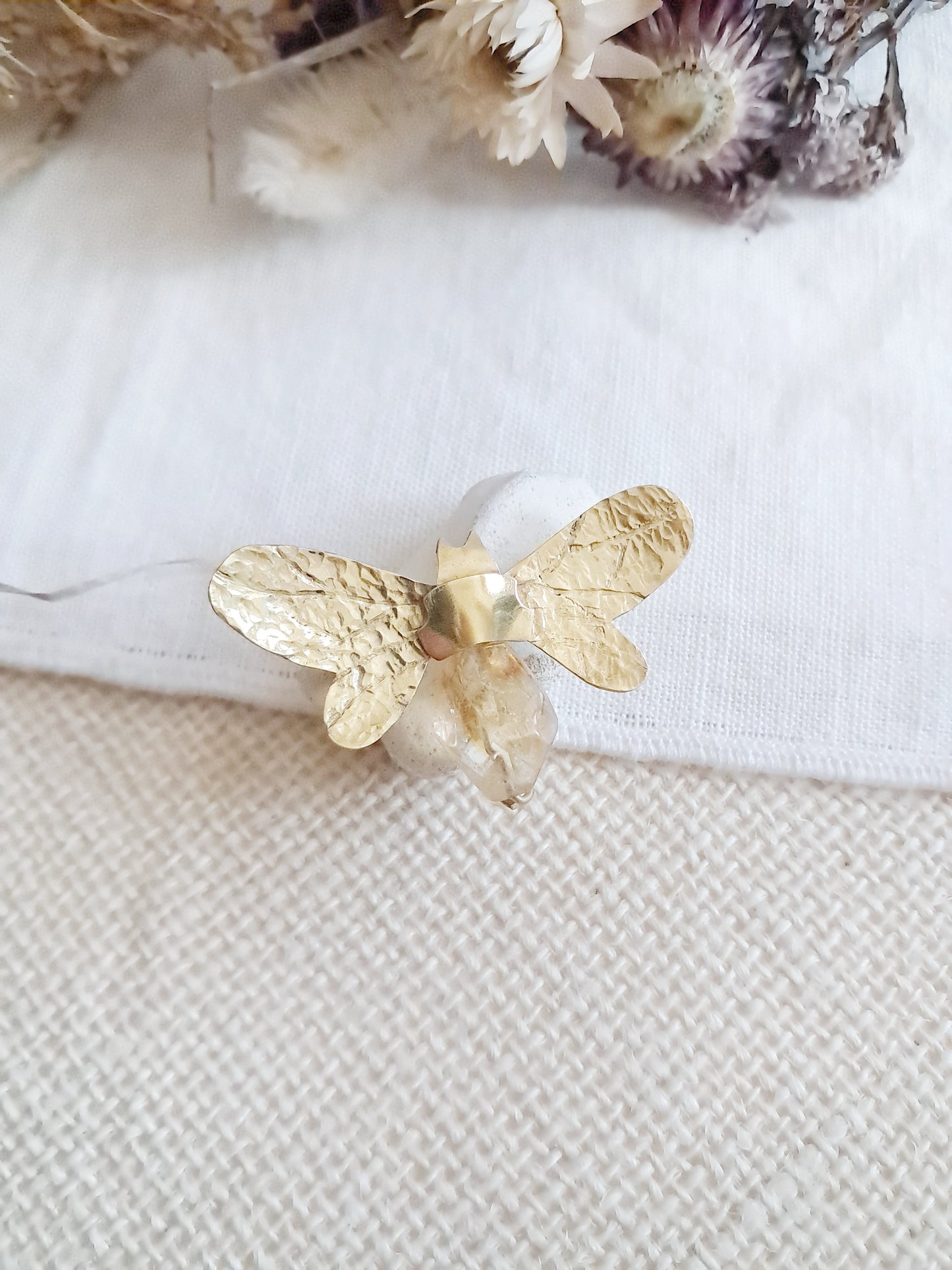 Broche abeille en laiton et quartz doré