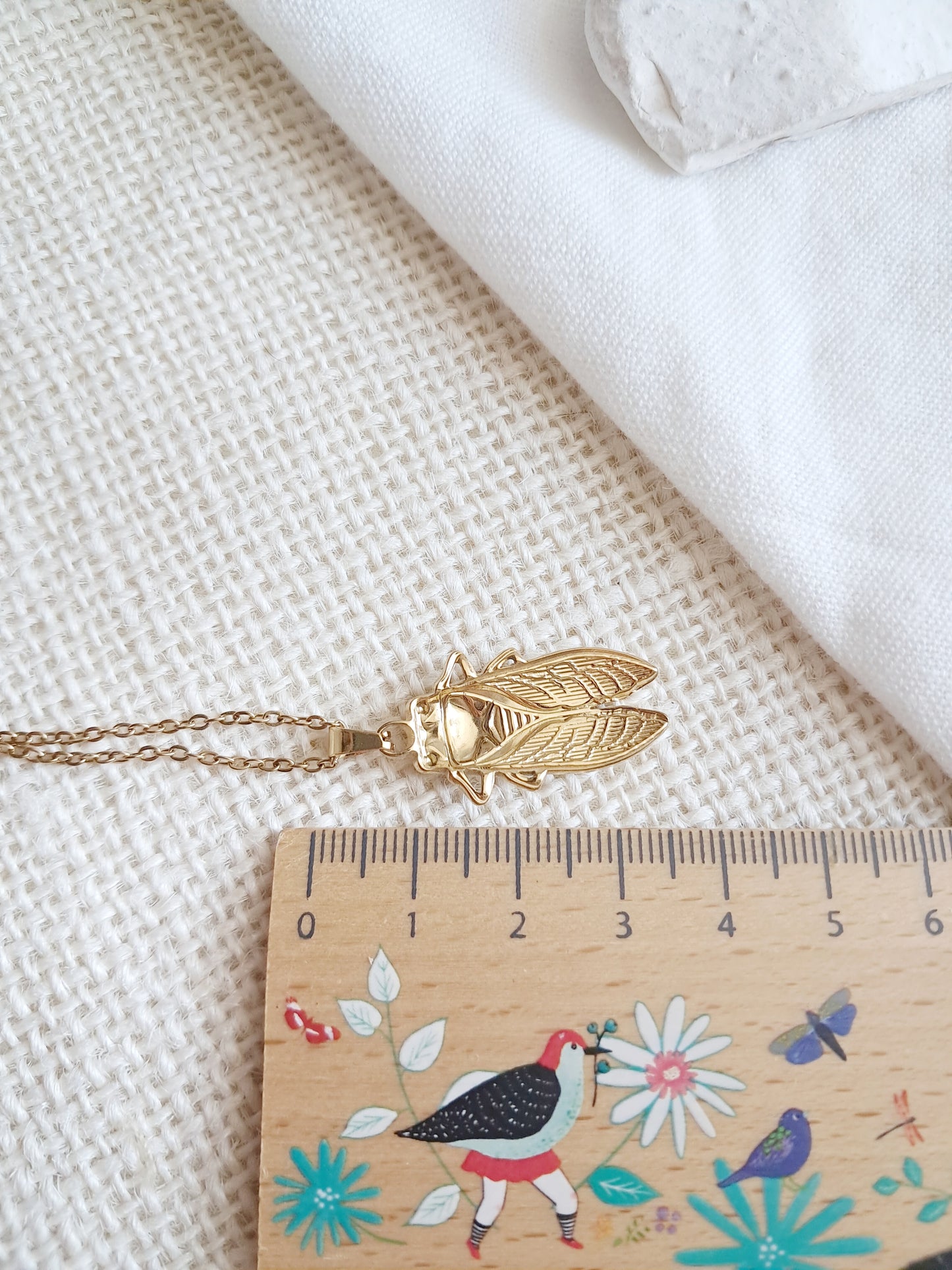 Collier pendentif cigale en acier inoxydable doré