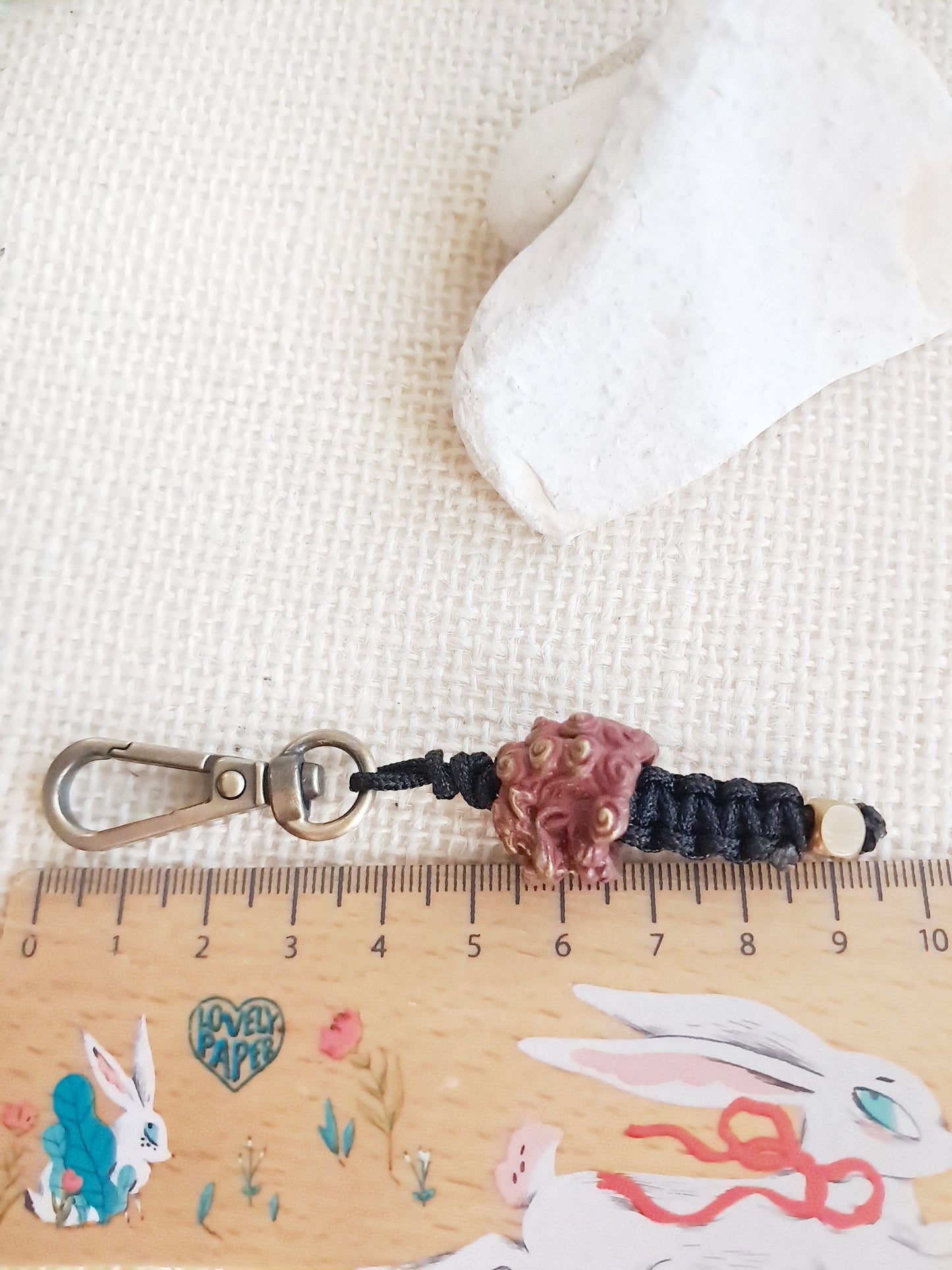 Porte-clés inspiré d'une cuirasse à décor de komainu