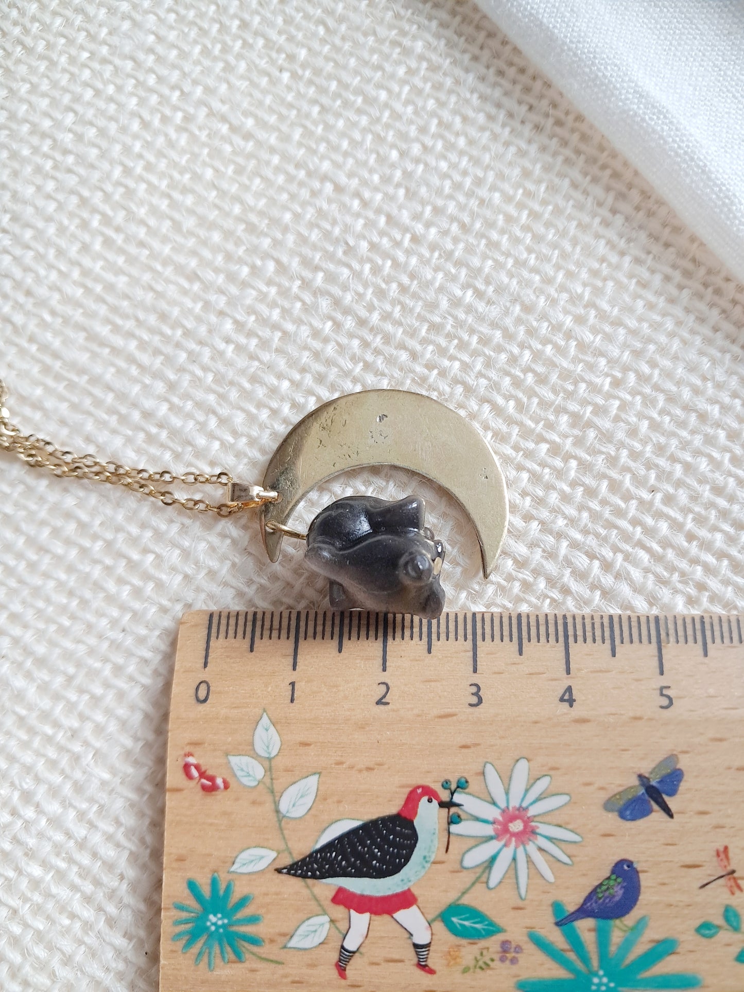 Collier lapin dans la lune en obsidienne argentée