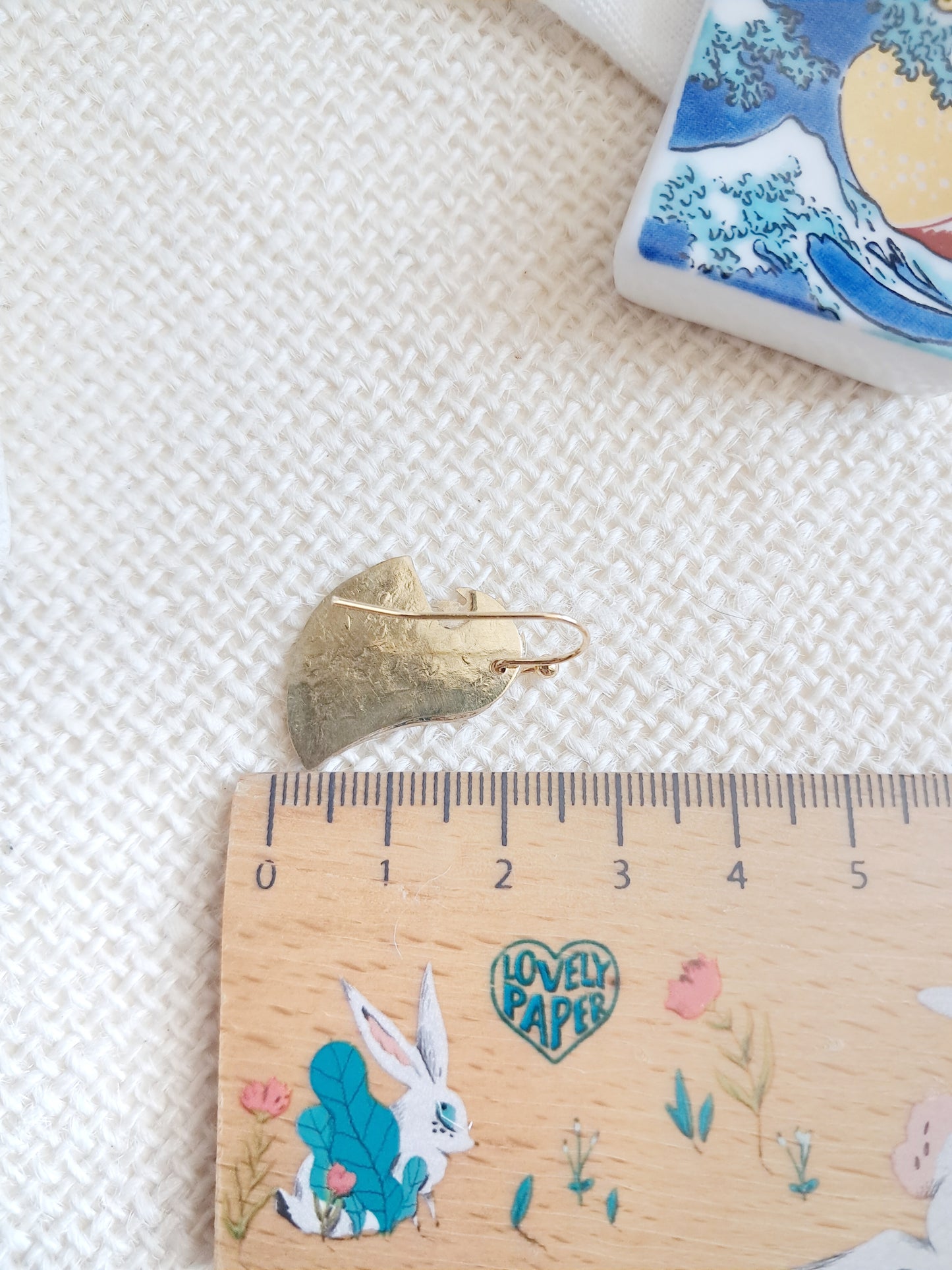 Boucles d'oreilles La grande vague de Kanagawa d'Hokusai en laiton