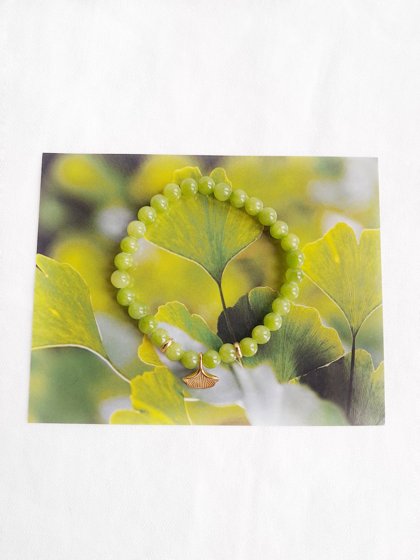 Bracelet posé sur son support