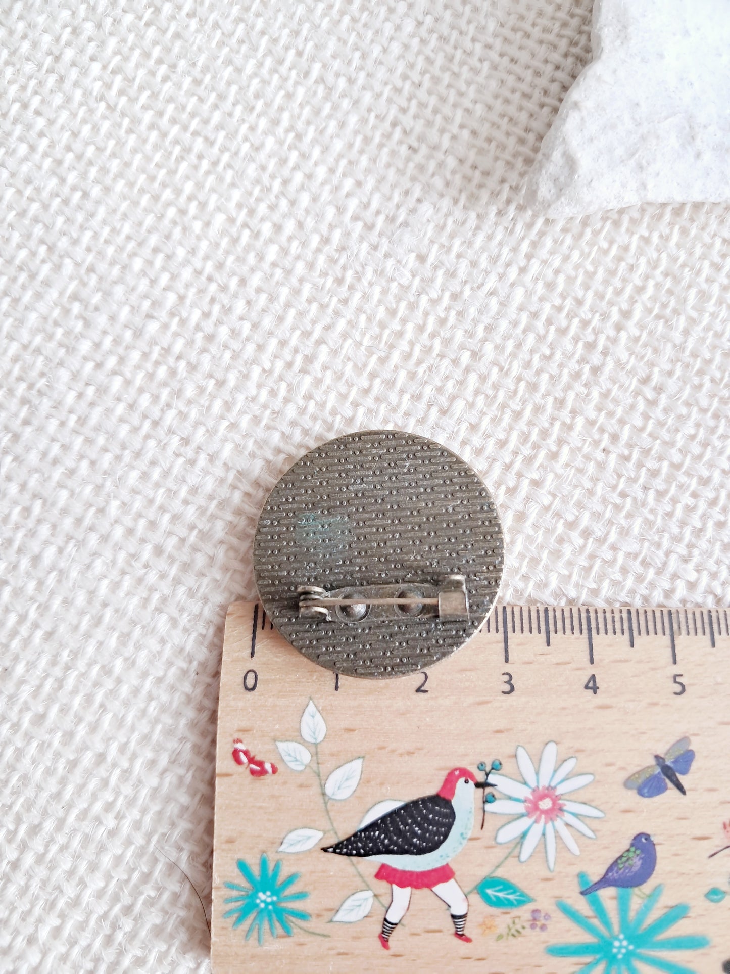 Broche cabochon oiseau rouge et fleur