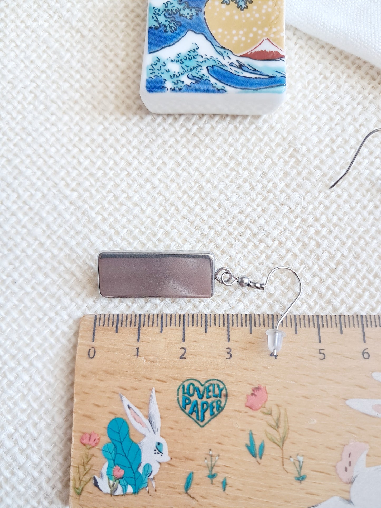 Boucles d'oreilles "La grande vague de Kanagawa" par Hokusai - exposition Nantes 2025