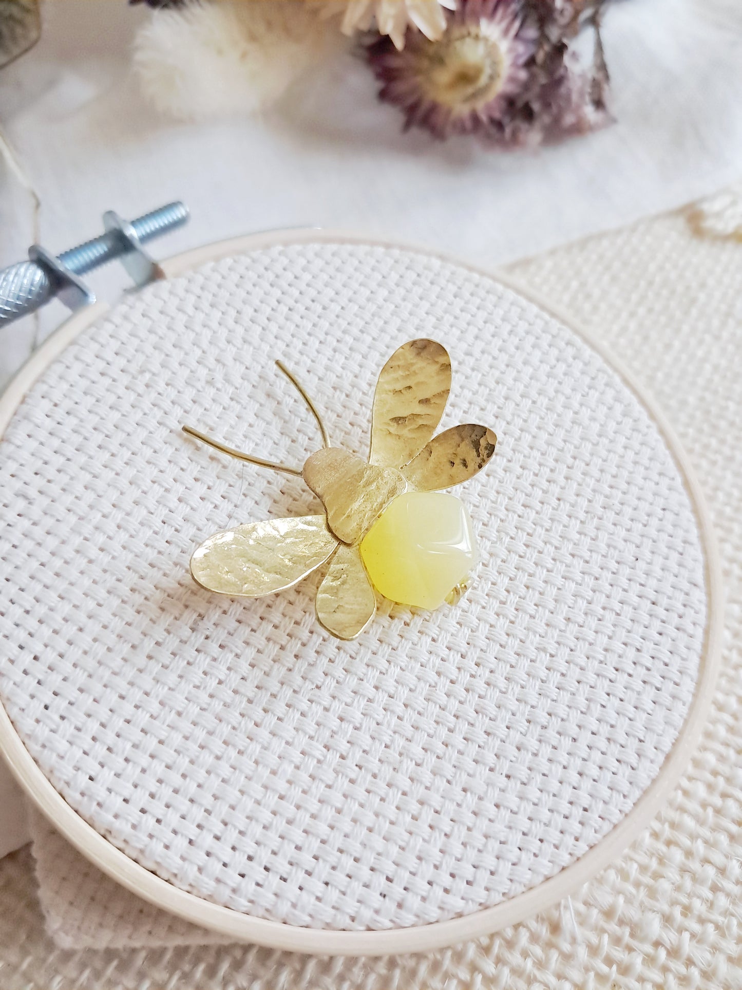 Pin's abeille en laiton et ambre jaune