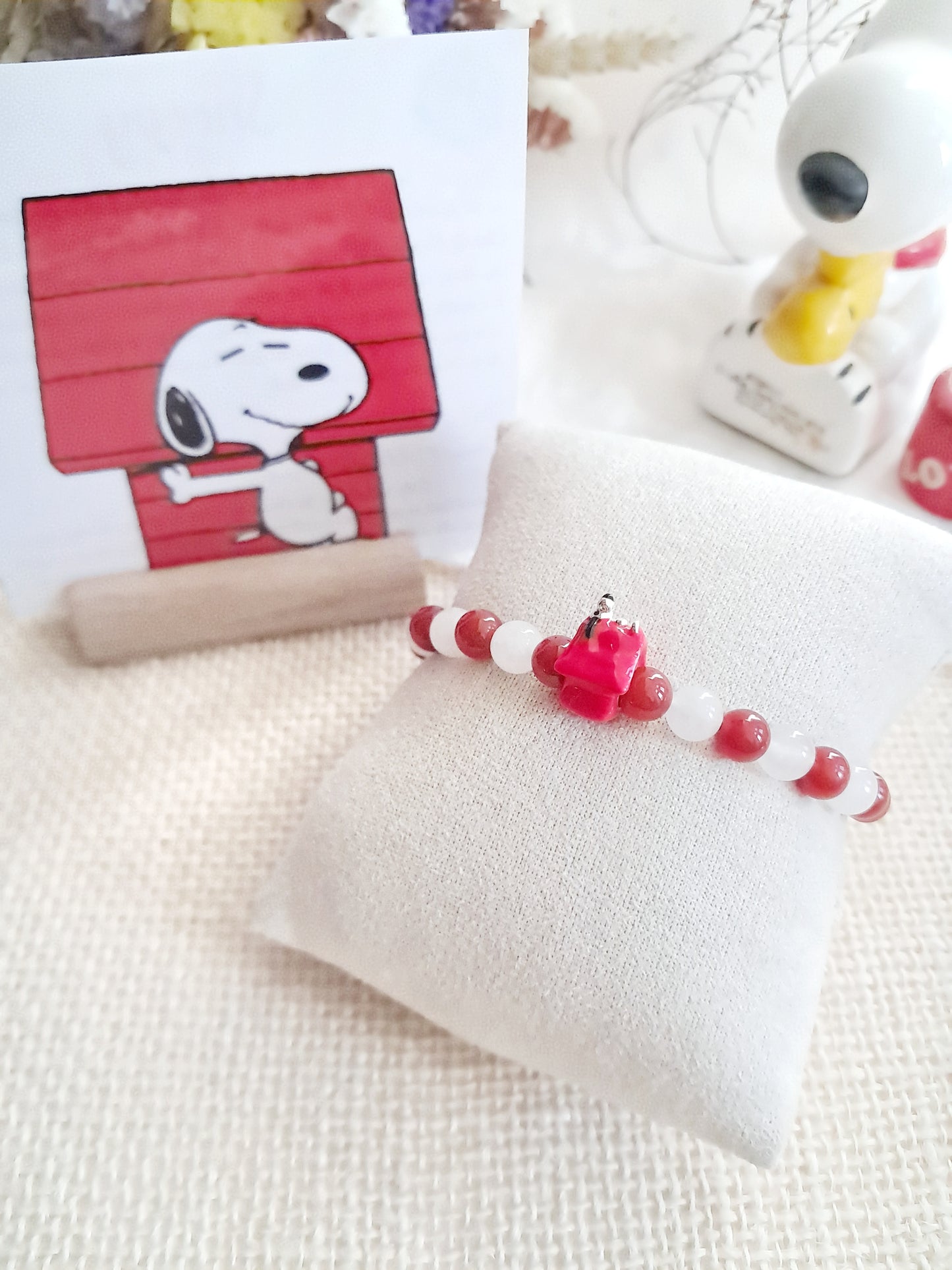 Bracelet Snoopy sur sa niche avec sa breloque en argent 925