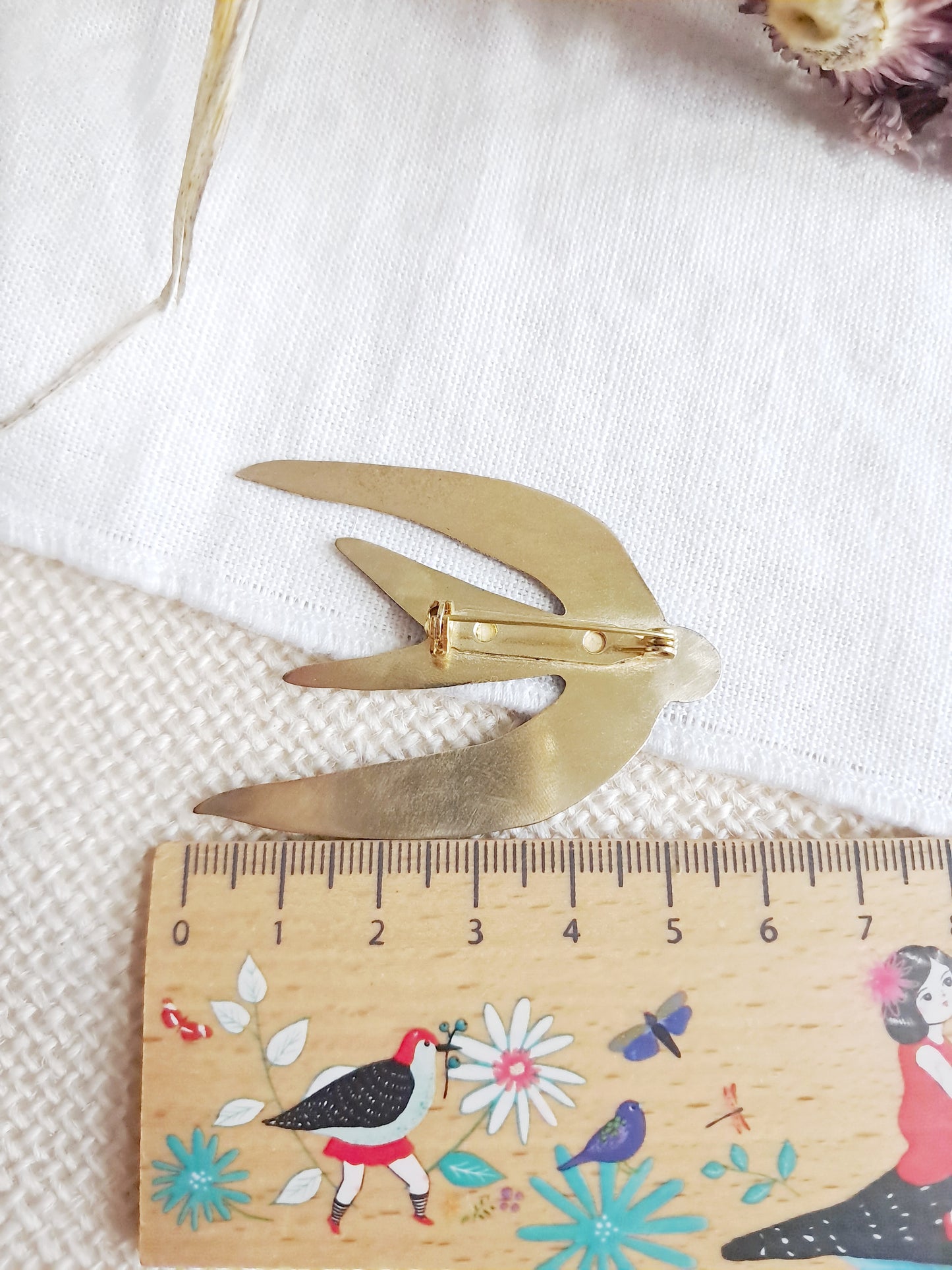 Broche oiseau bleu de Matisse en laiton et émail