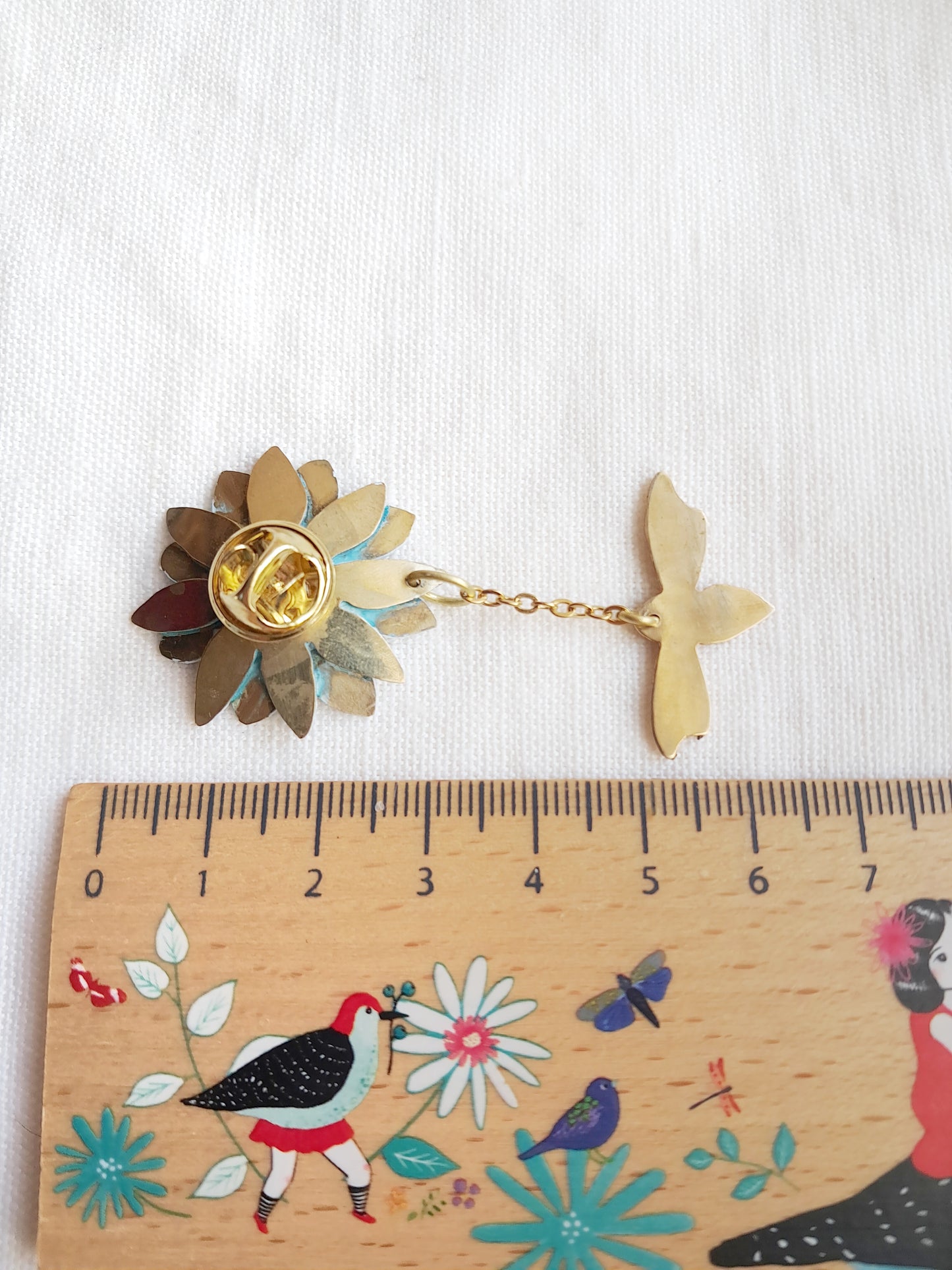 Pin's marguerite et abeille en laiton