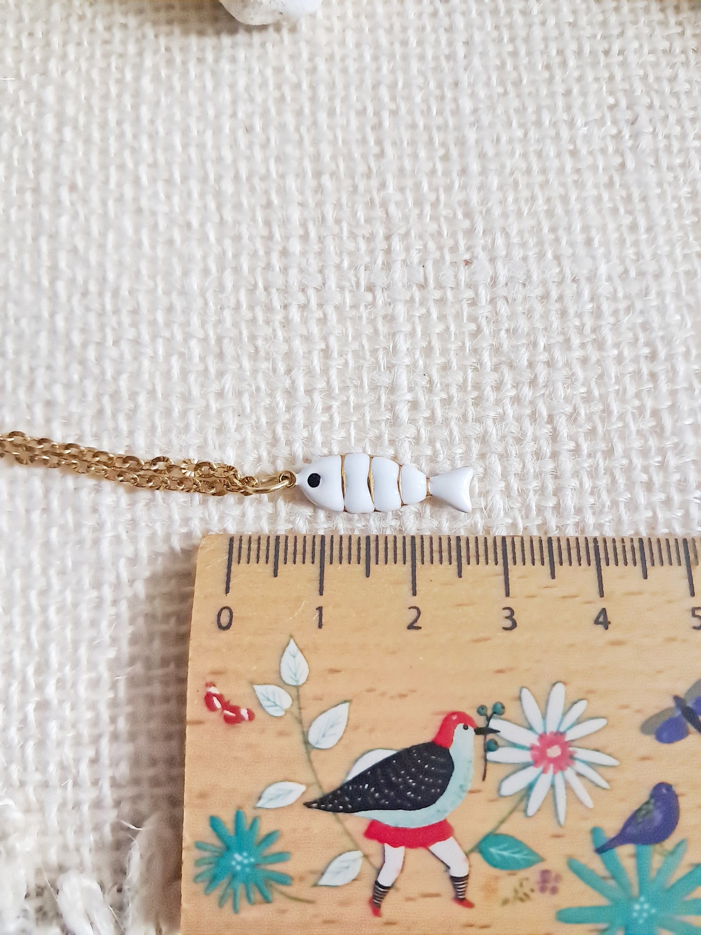 Collier poisson blanc à breloques