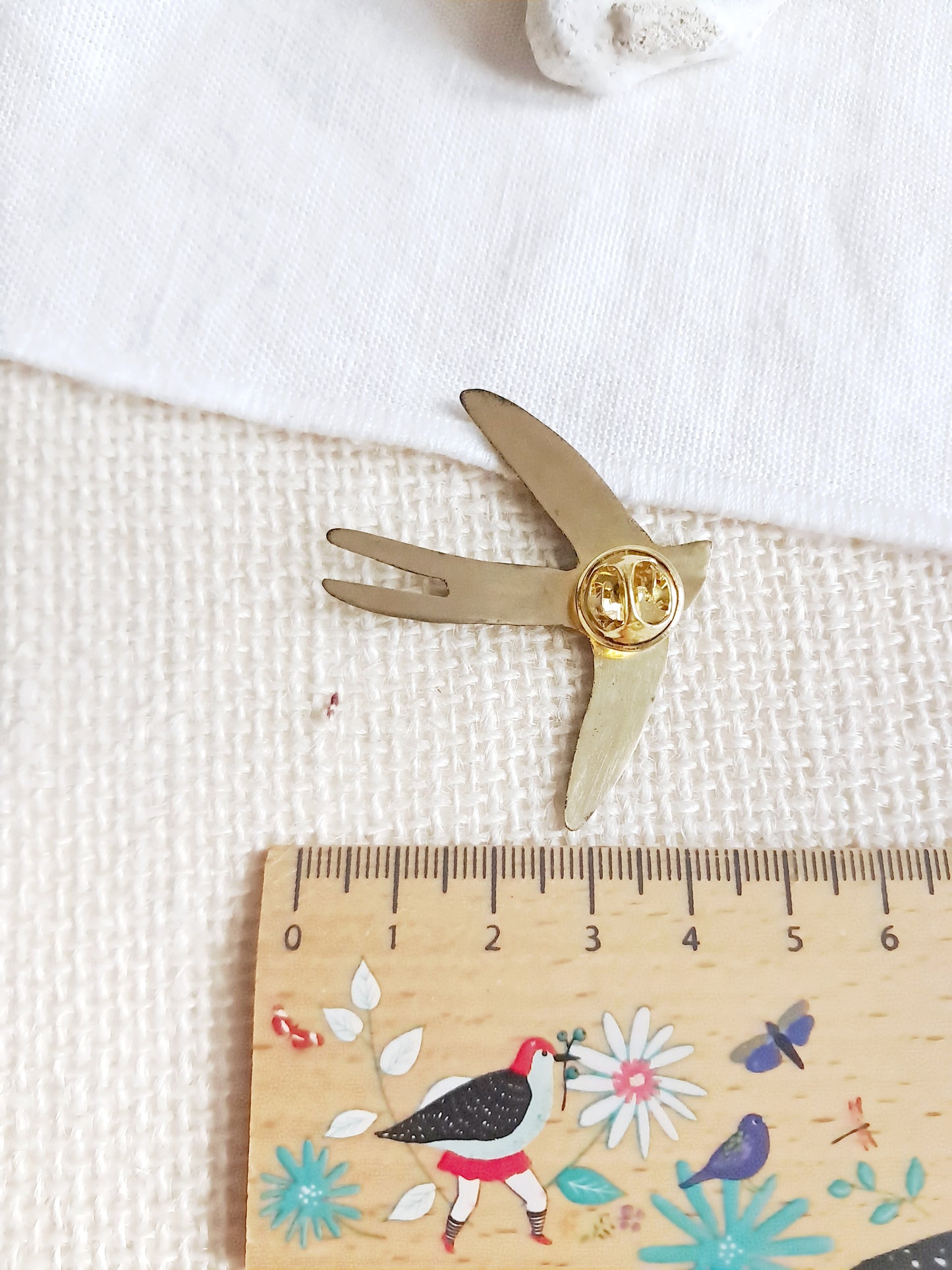 Pin's oiseau noir en laiton et émail