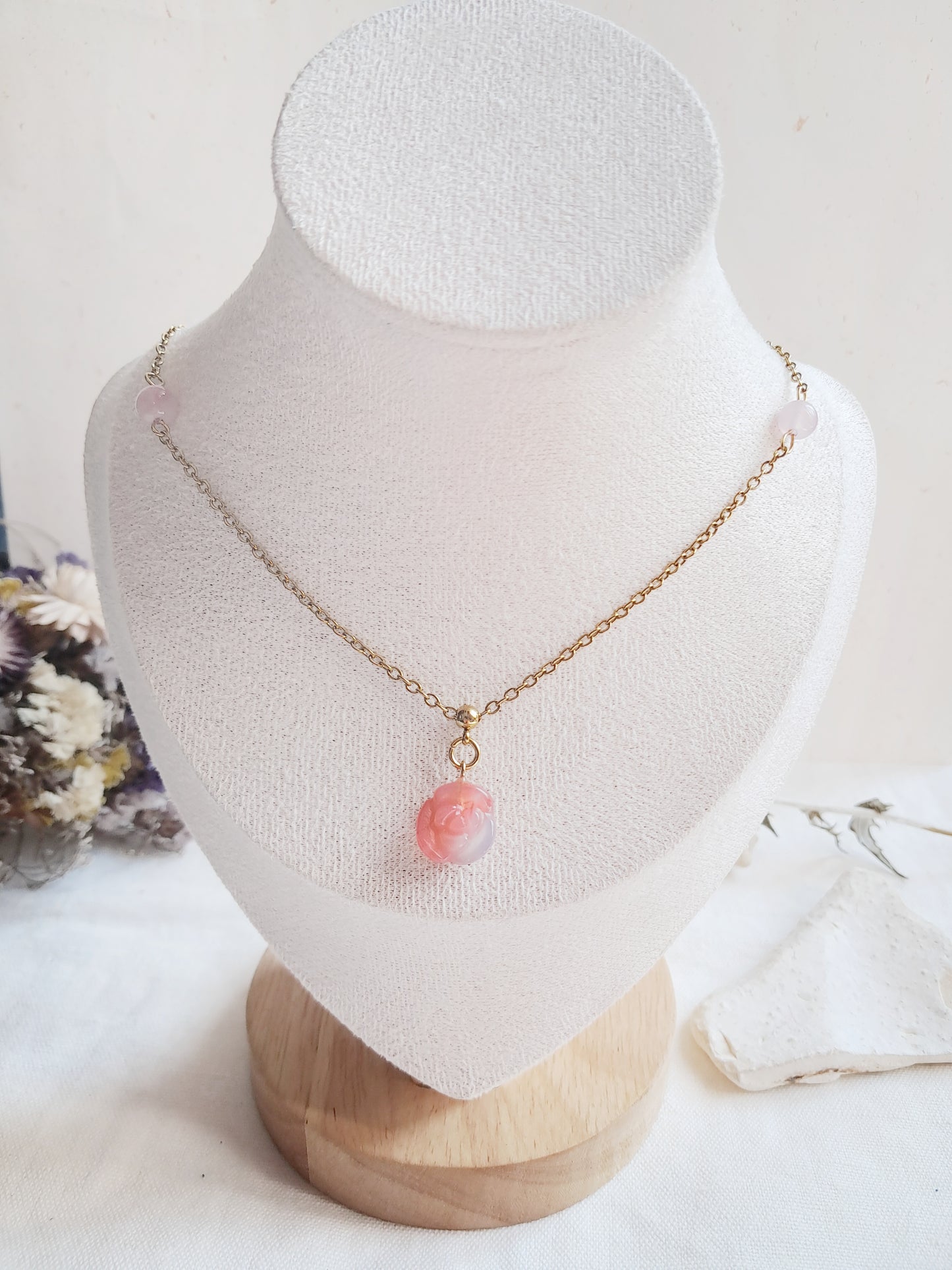 Collier fleur de camélia en agate sel et inoxydable doré