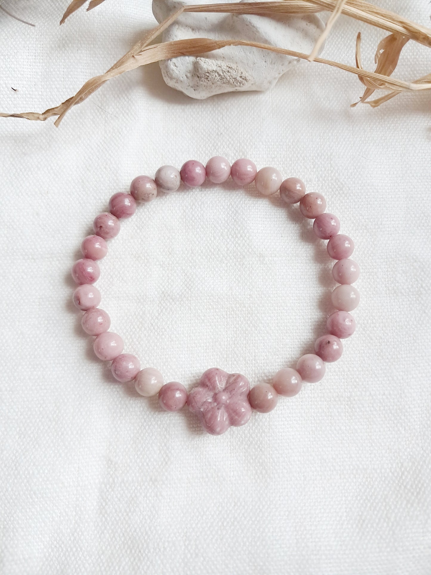 Bracelet perle sculptée fleur en rhodonite