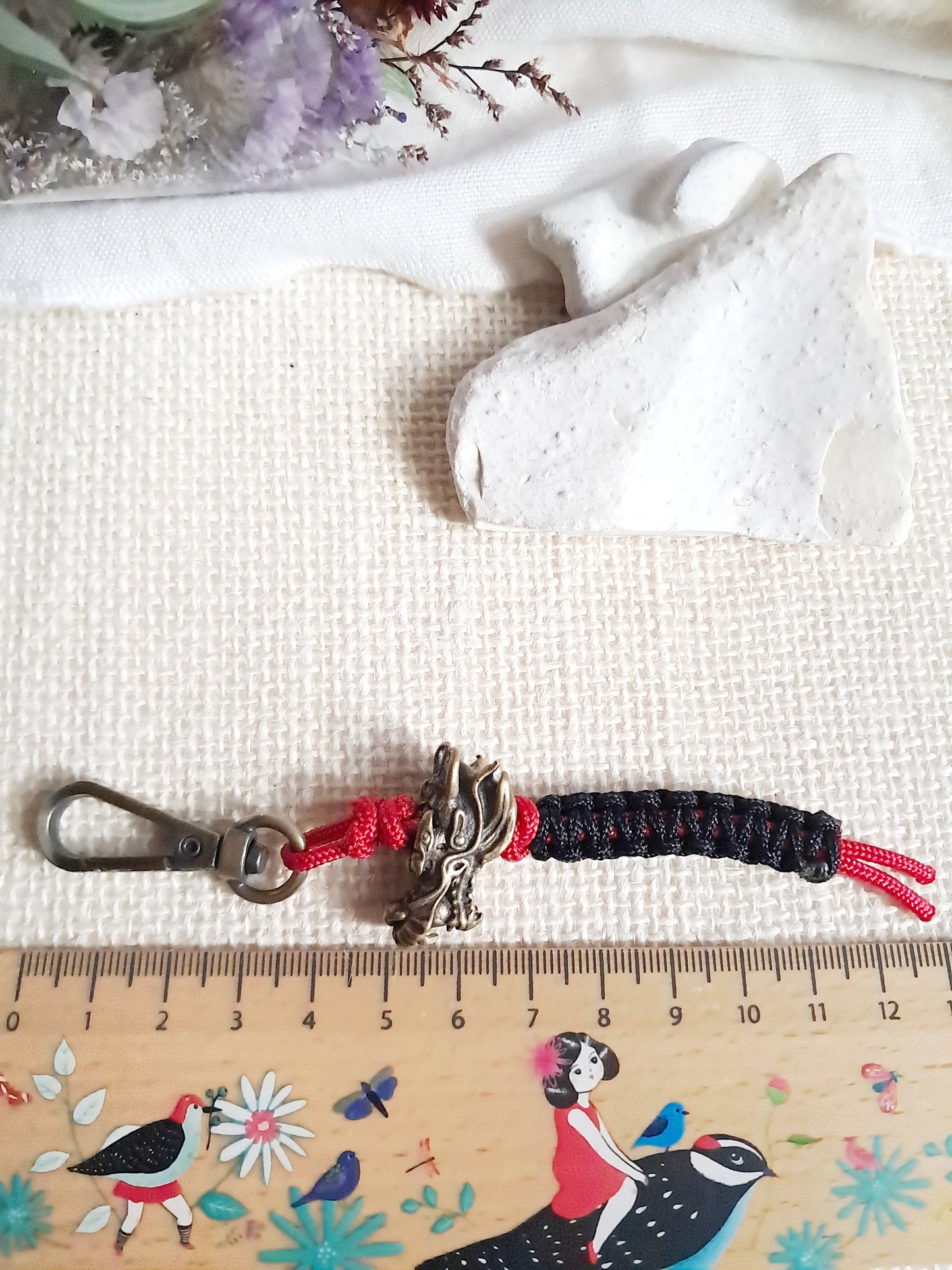 Porte-clés tête de dragon et tissage rouge et noir