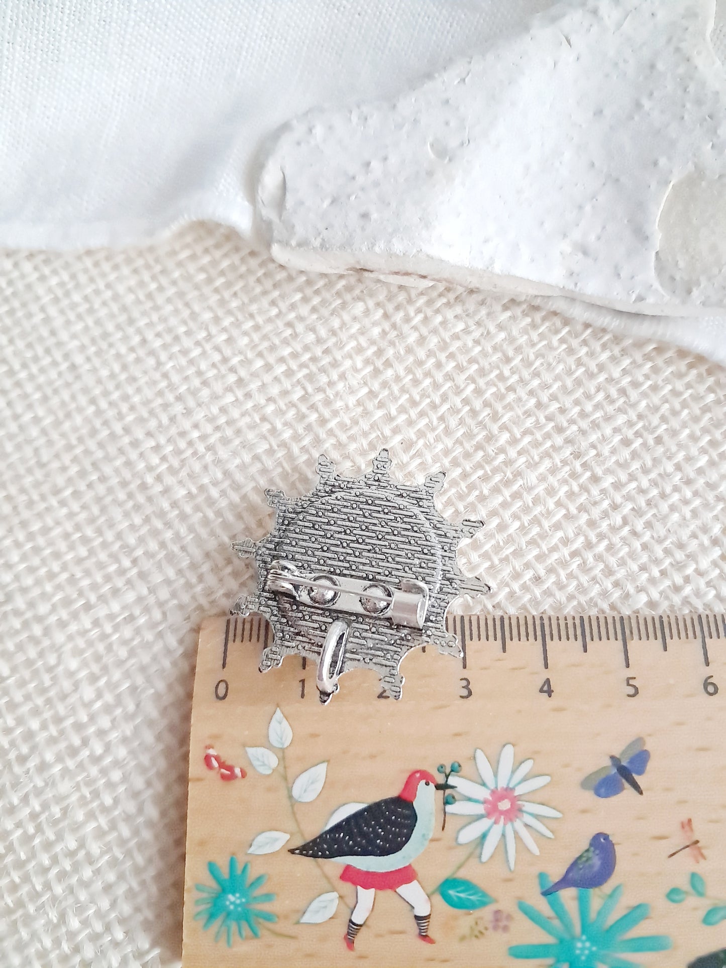Broche fleurs de magnolia sur un support médiéval gothique