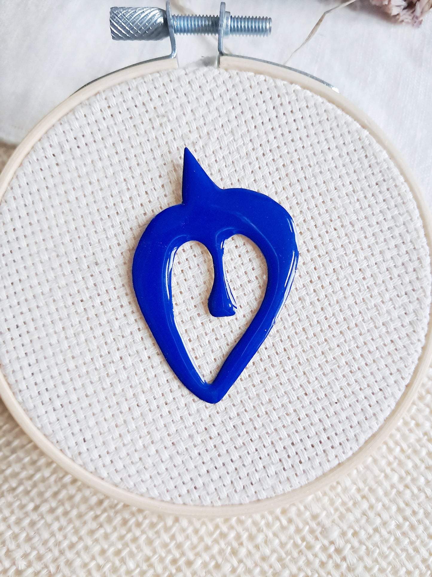 Pin's oiseau bleu de Matisse en laiton et émail