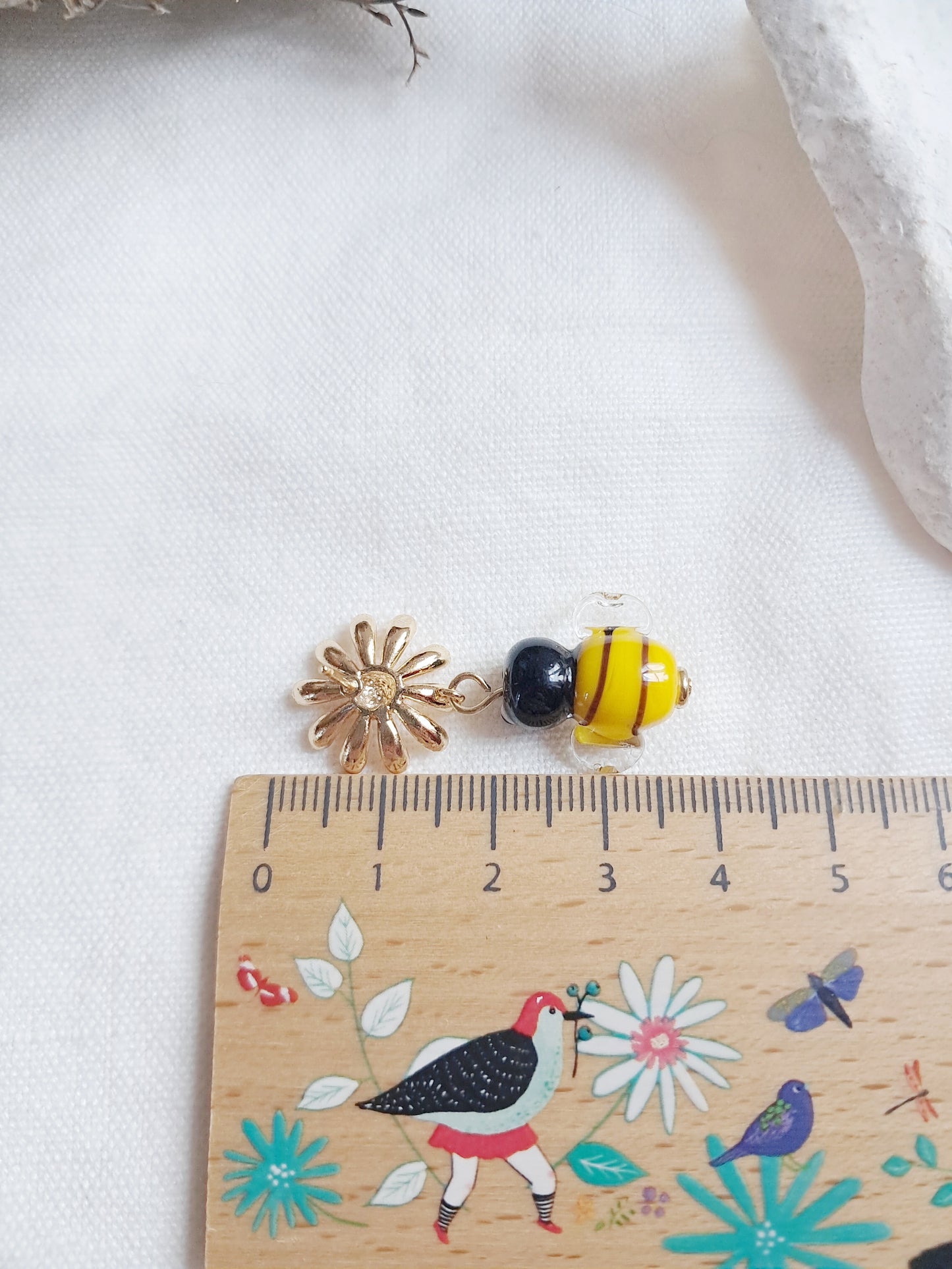 Boucles d'oreilles pendantes fleurs et abeilles en verre