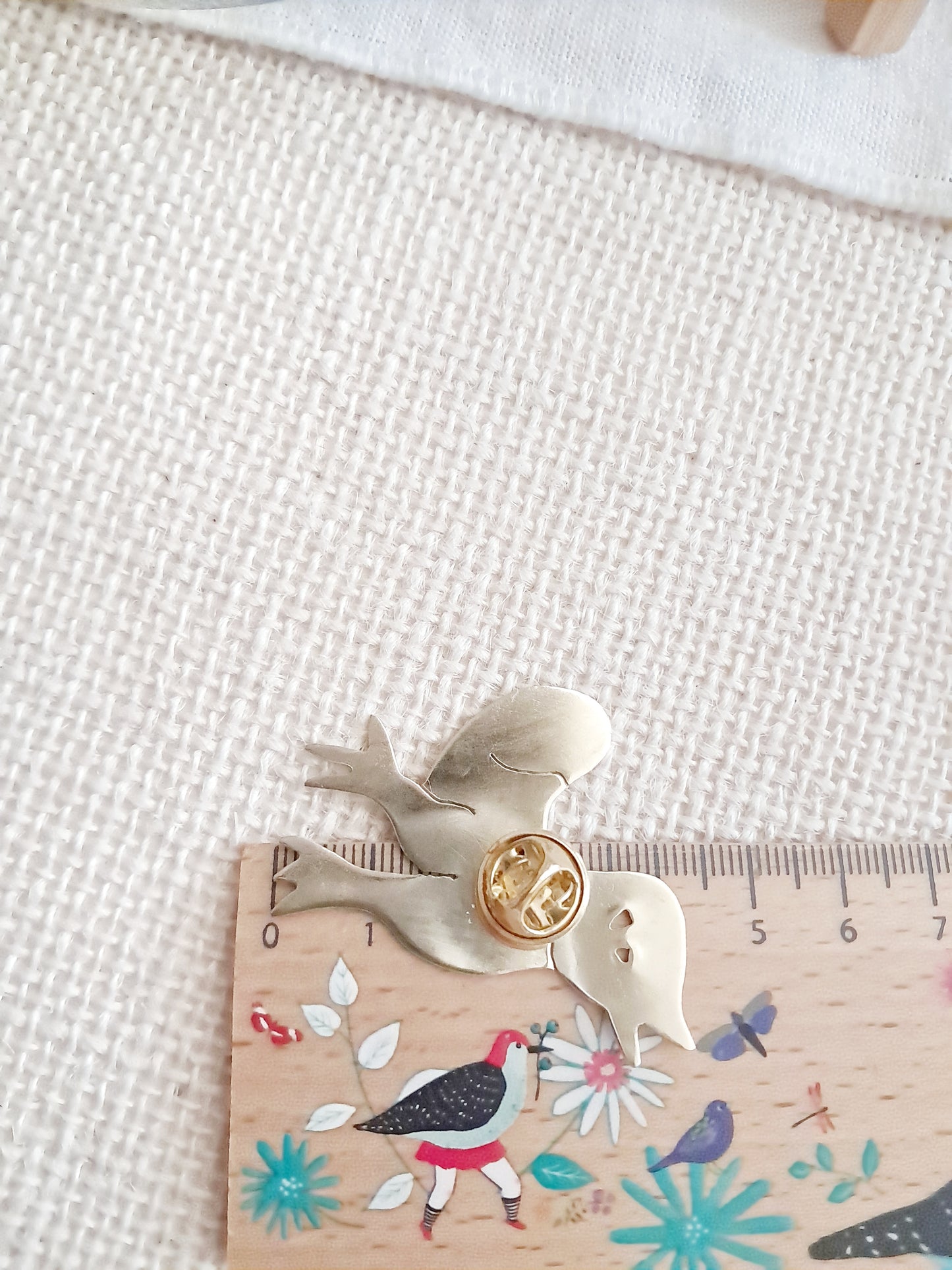 Pin's oiseau en laiton inspiré de Chagall