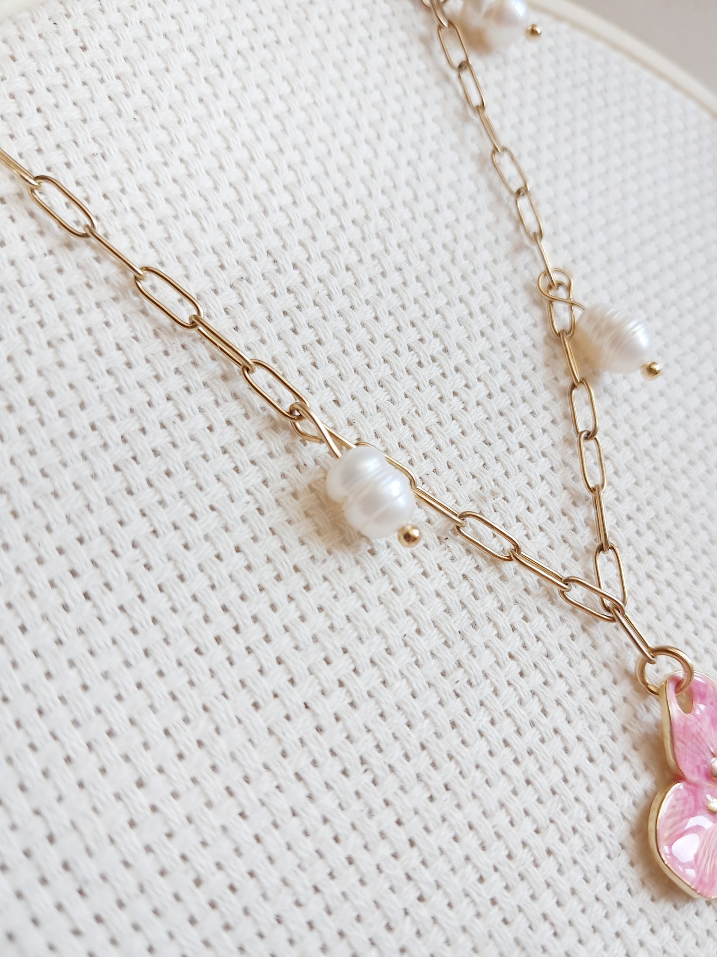 Collier fleur rose en acier inoxydable et perles d'eau douce