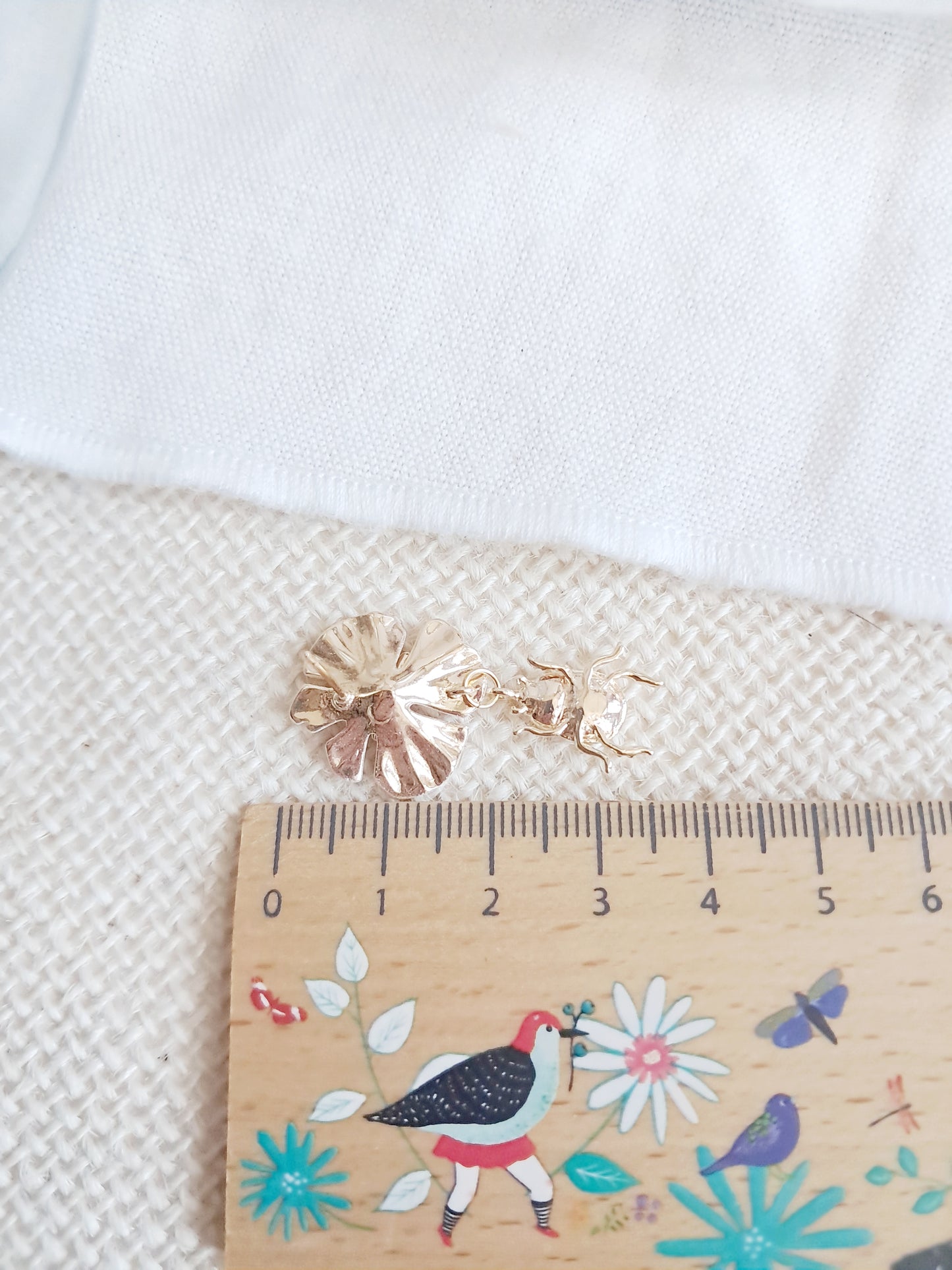 Boucles d'oreilles fleurs blanches et scarabées