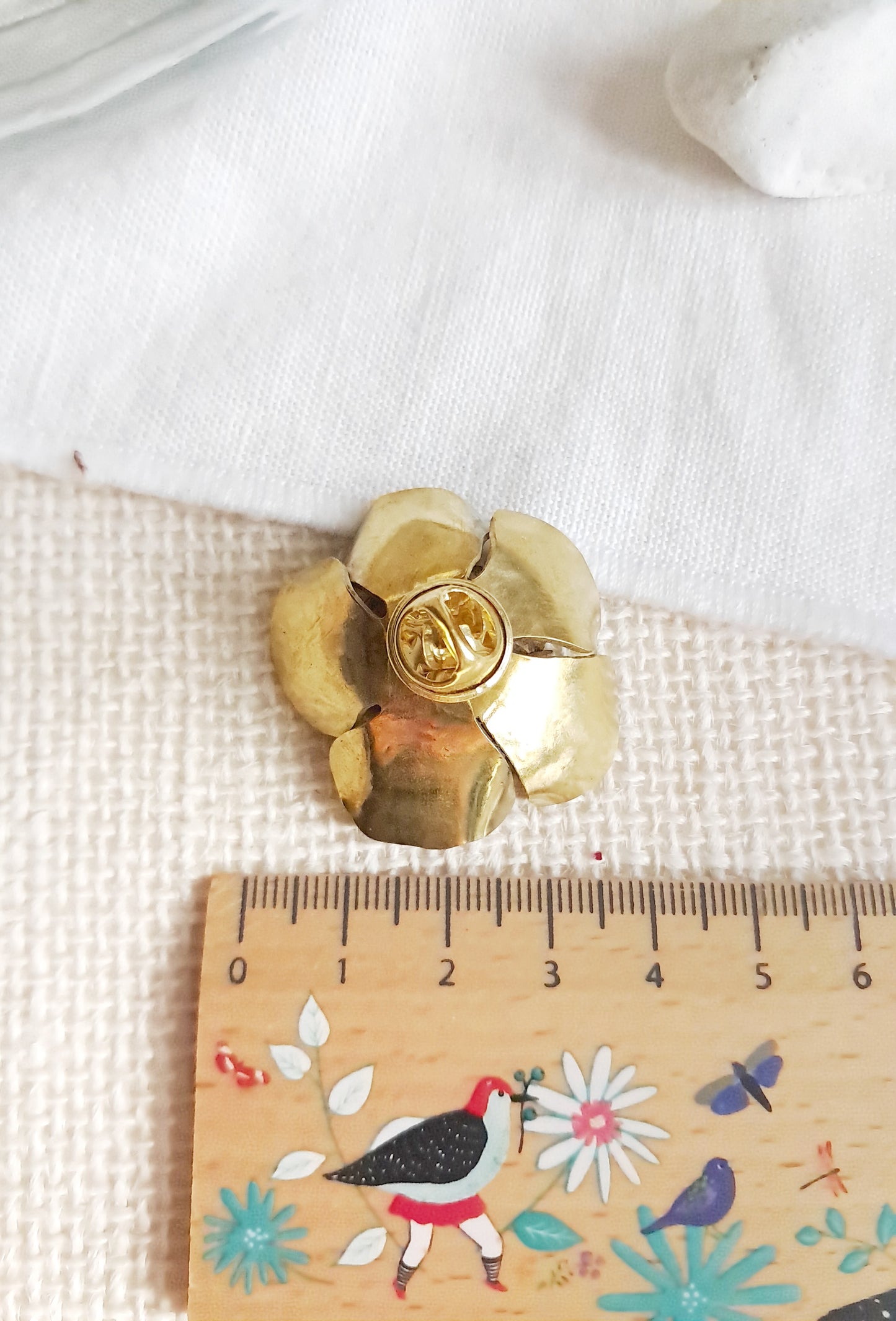 Pin's rose en laiton